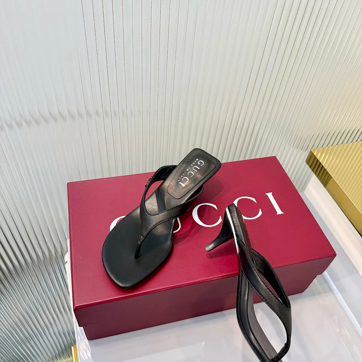 GG Vittoria Thong Sandals Black Leather 714887