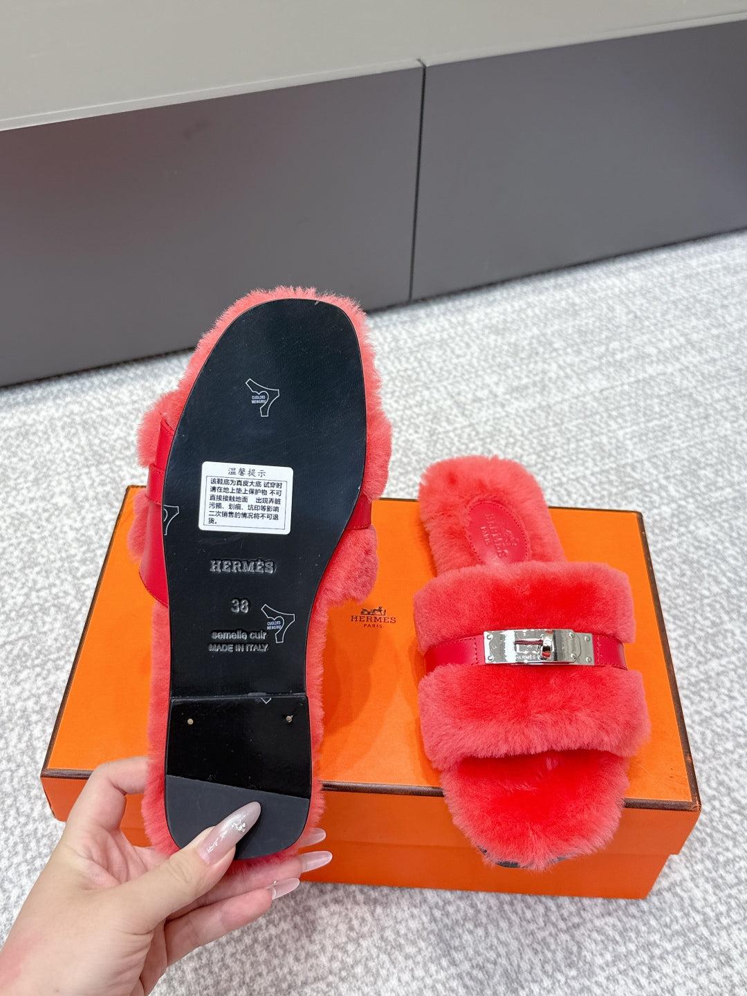 HM 25s Slipper with Buckle Red Fur 462200