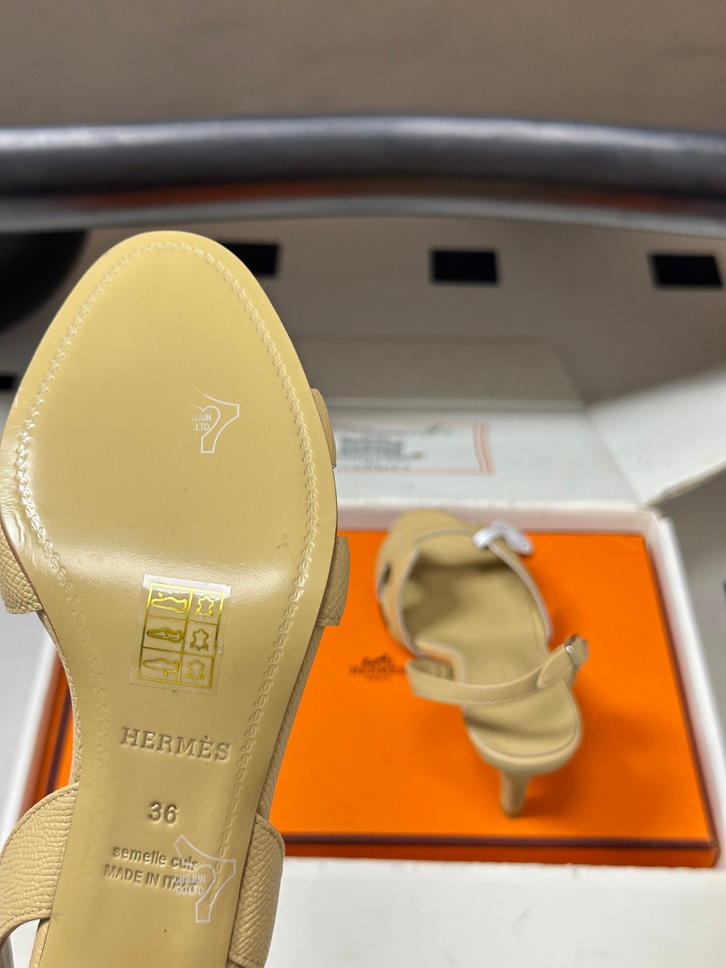 HM Holy Sandal Beige Cowhide 835005