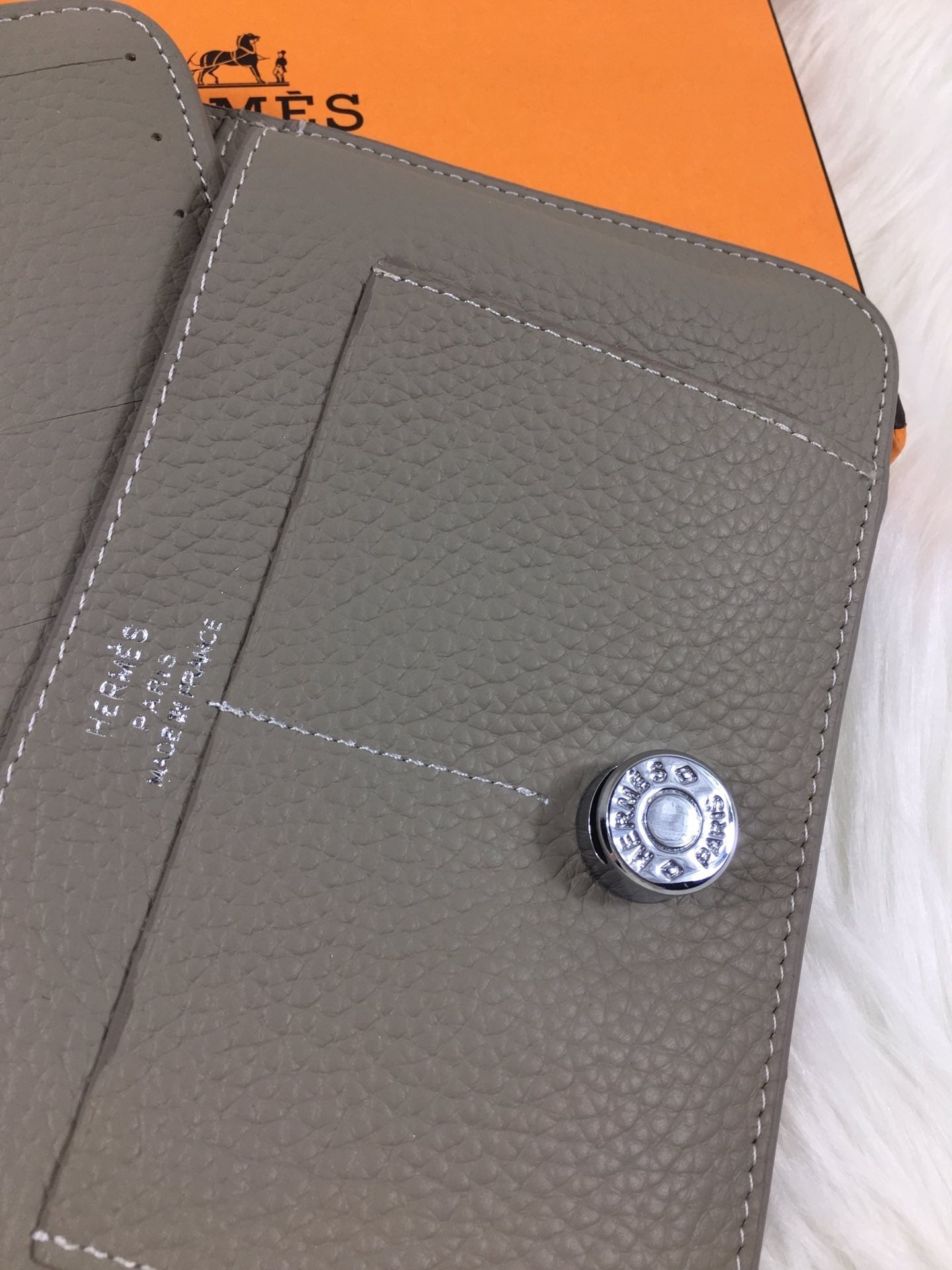 HM Dogon Wallet 20 Taupe Grained Calfskin