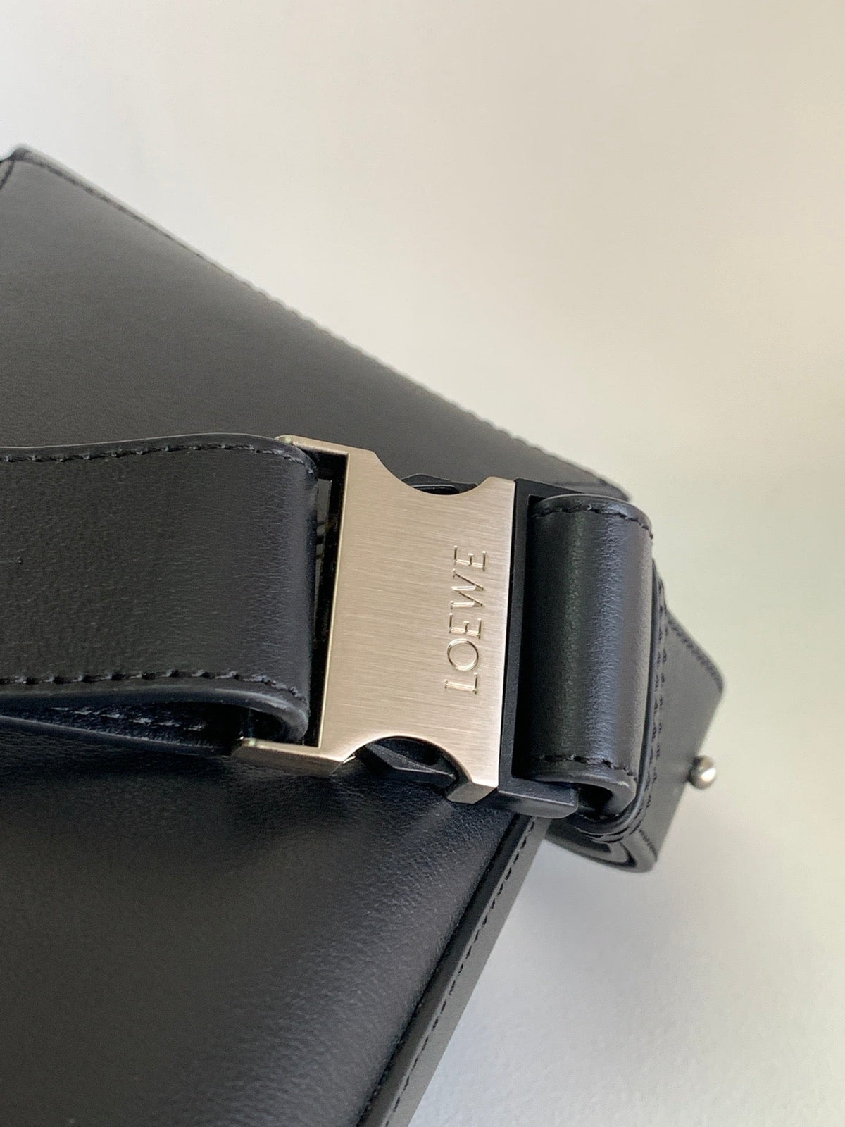 Loew Puzzle Small 24cm Black Leather Belt Bag