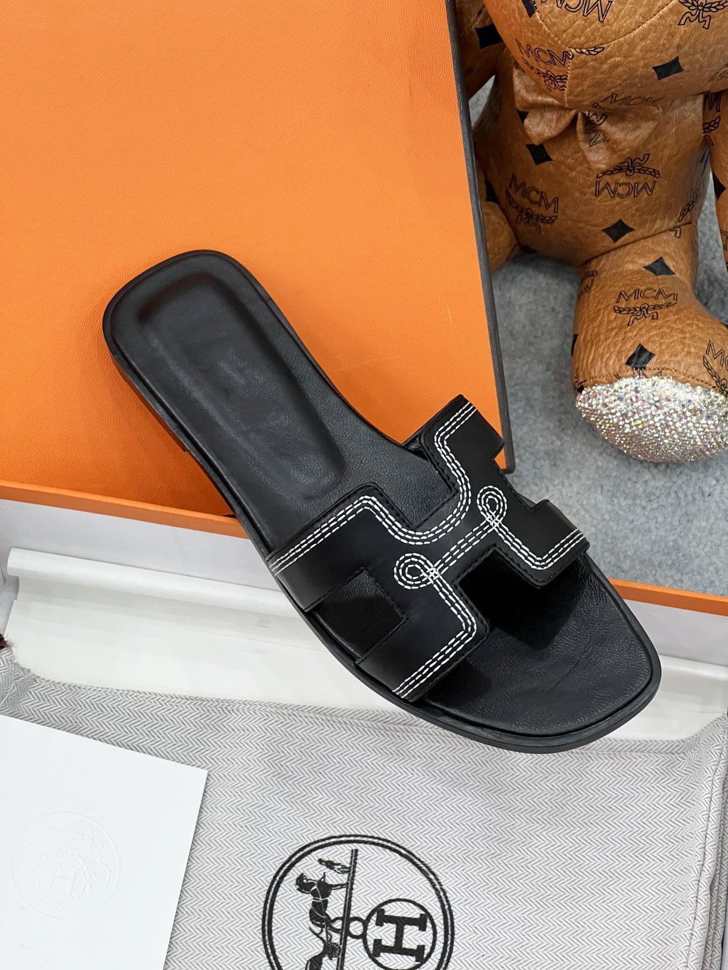 0ran sandal black white epsom