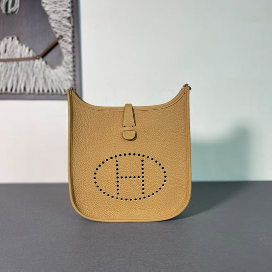 HM Evelyne 23cm Biscuit Togo SHW