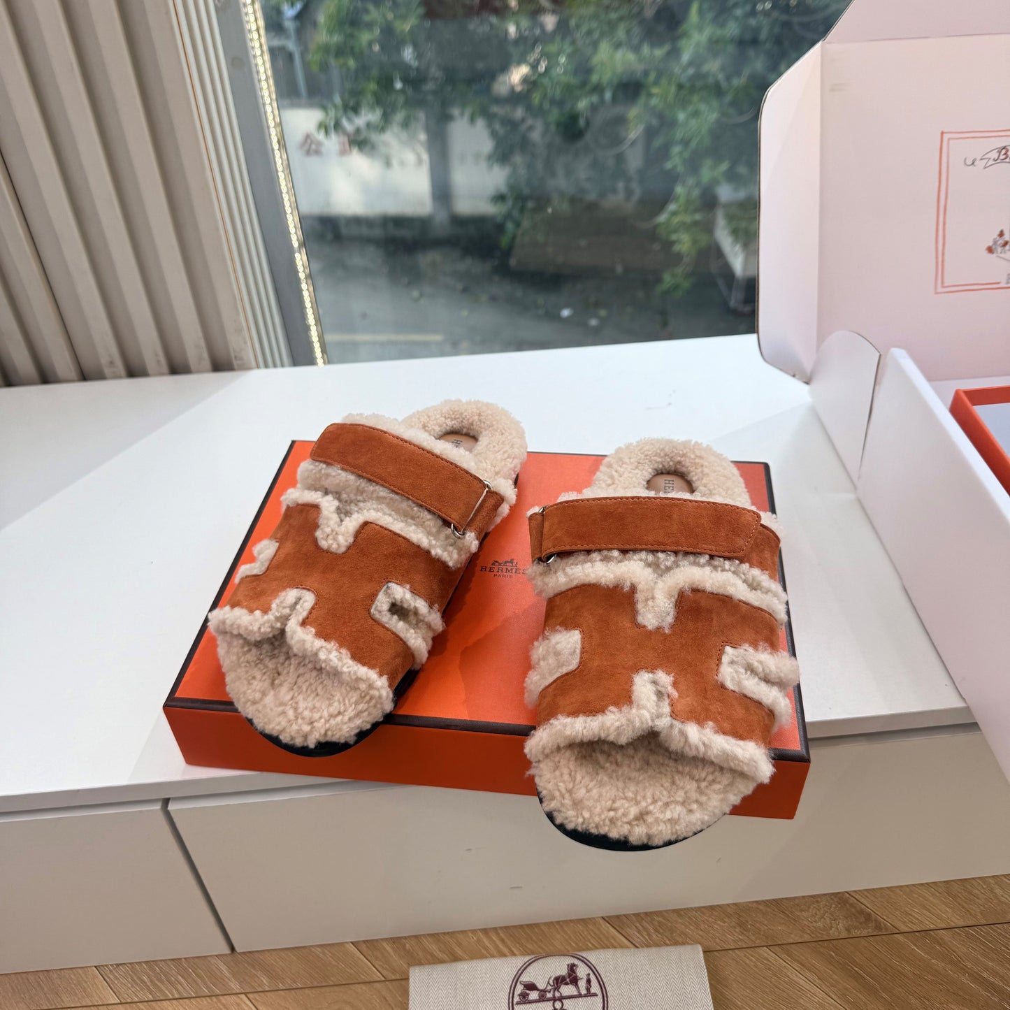 HM Chypre Sandals Cognac Écru Shearling Suede 967714