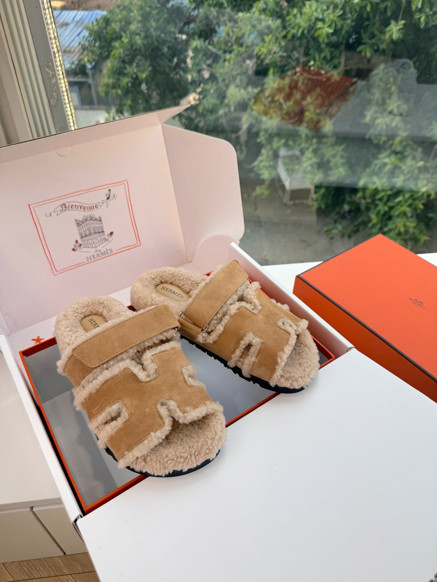 HM Chypre Sandals Naturel Écru Shearling Suede 967716