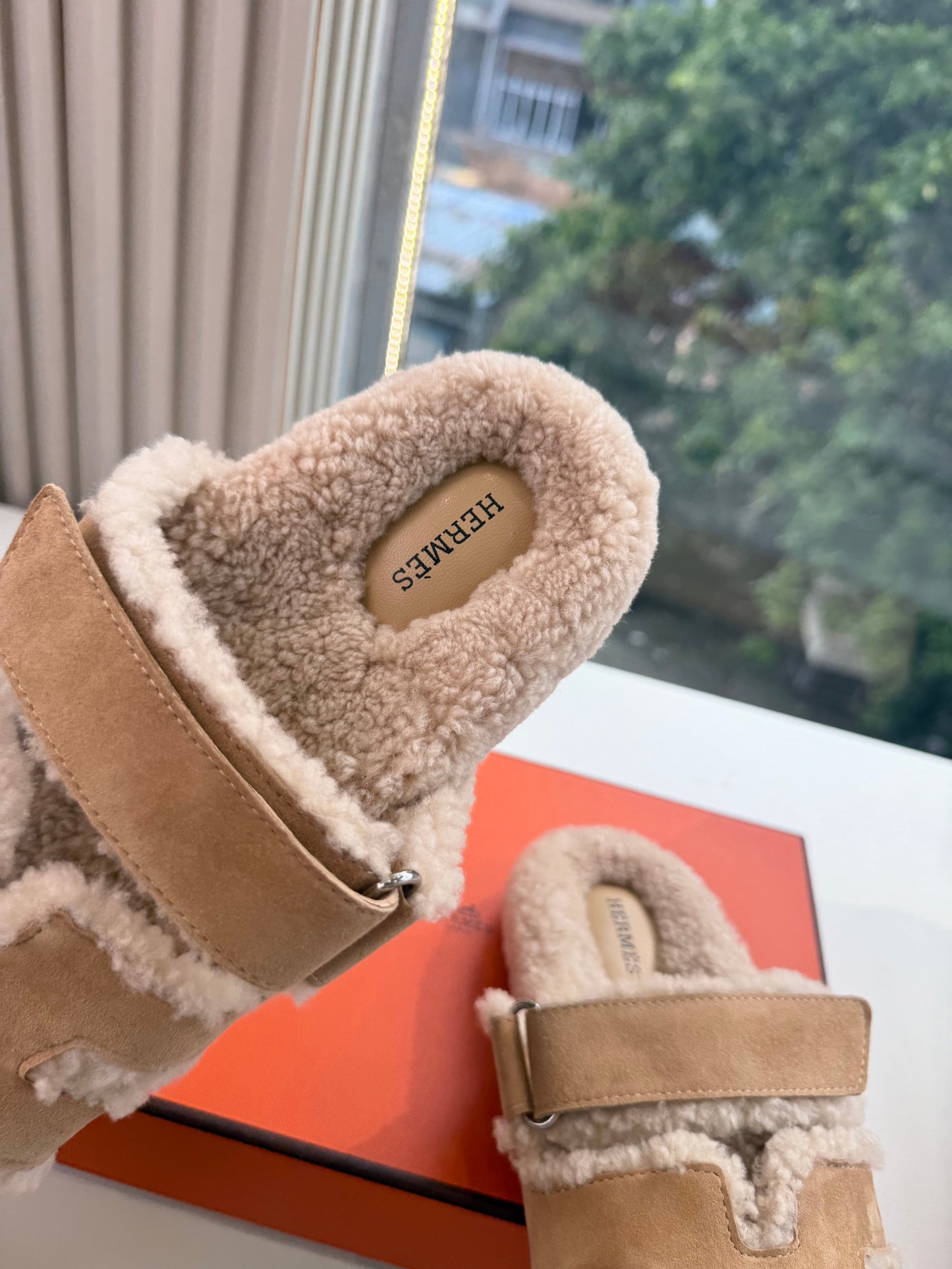 HM Chypre Sandals Naturel Écru Shearling Suede 967716