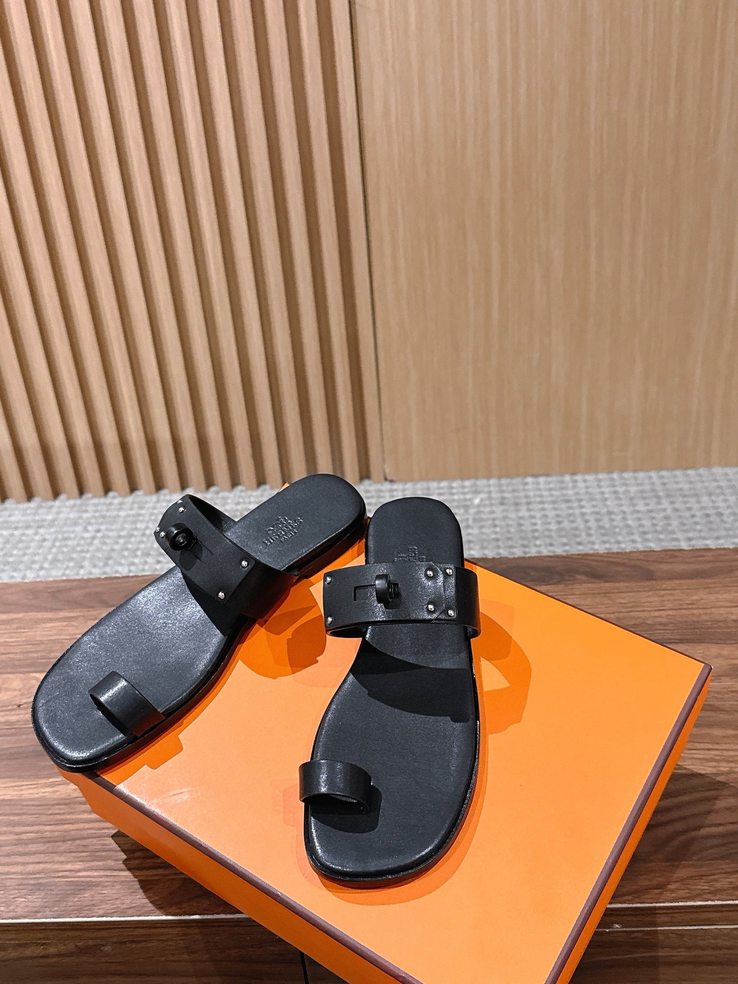 HM July Sandal Black Sheepskin 795944