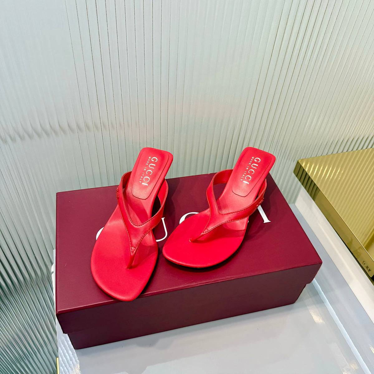GG Vittoria Thong Sandals Red Leather 714885