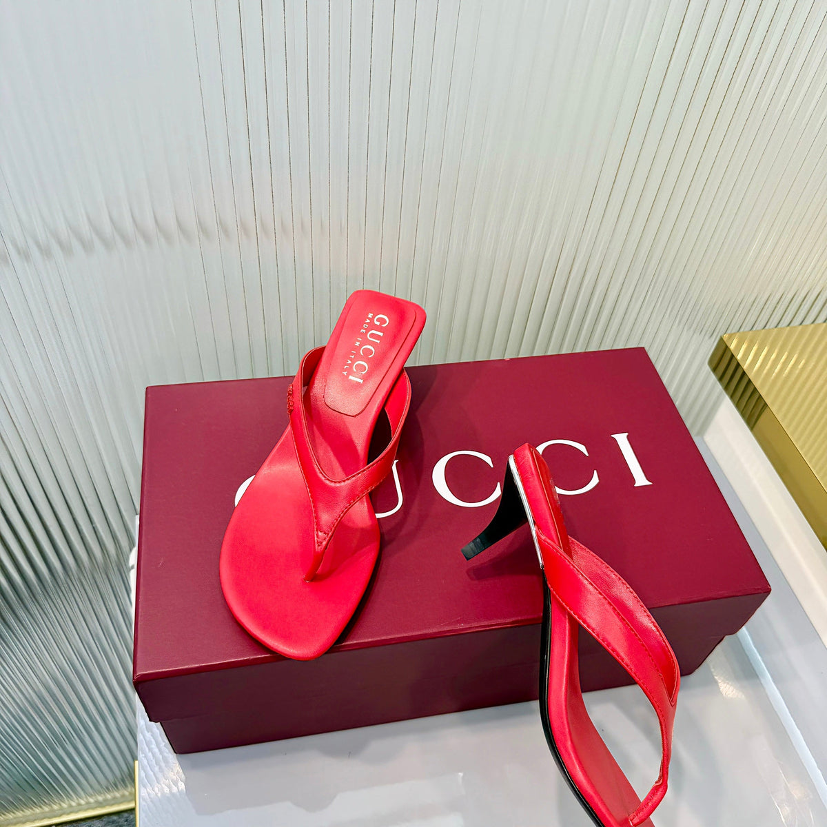 GG Vittoria Thong Sandals Red Leather 714885