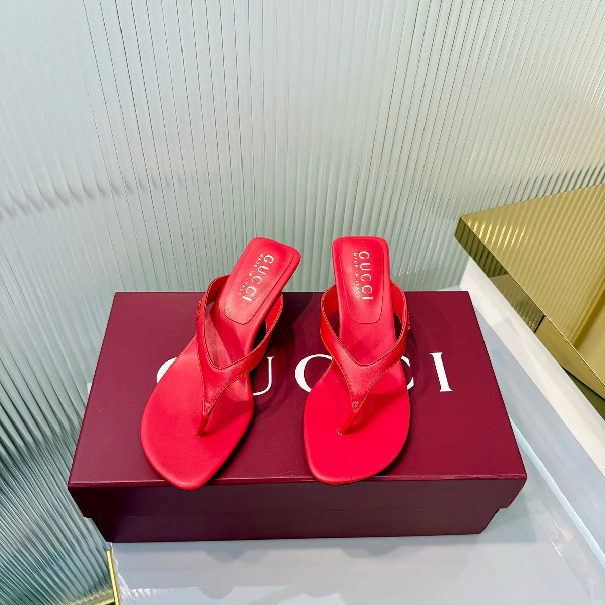GG Vittoria Thong Sandals Red Leather 714885