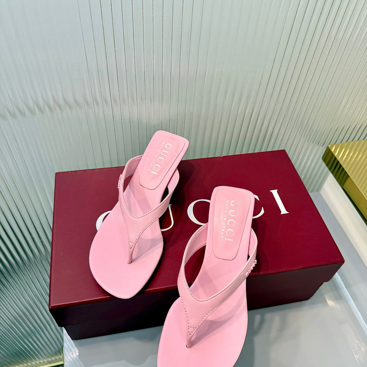 GG Vittoria Thong Sandals Light Pink Leather 714888