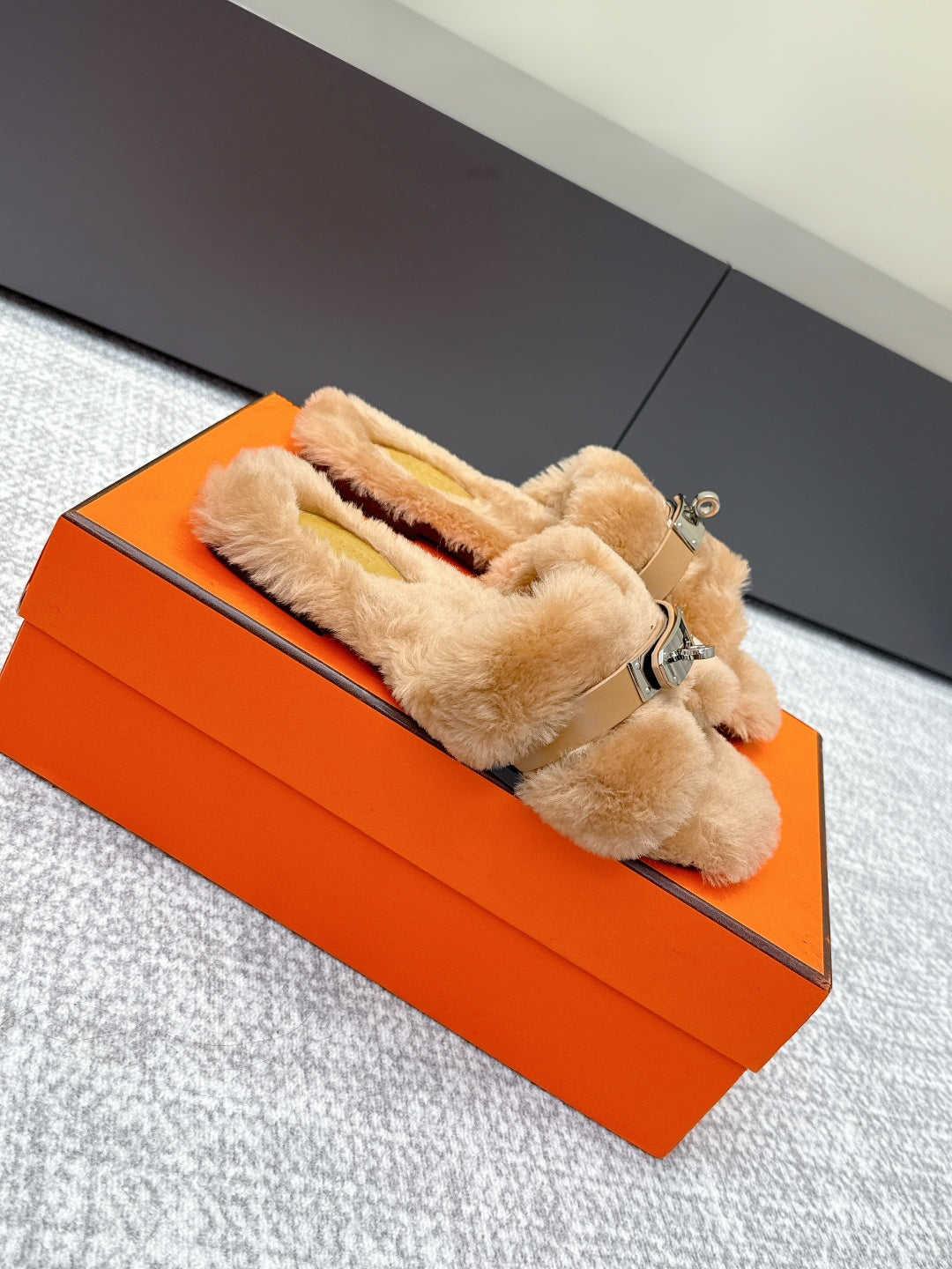 HM 25s H Shaped Slipper with Buckle Light Brown Shearling 462193