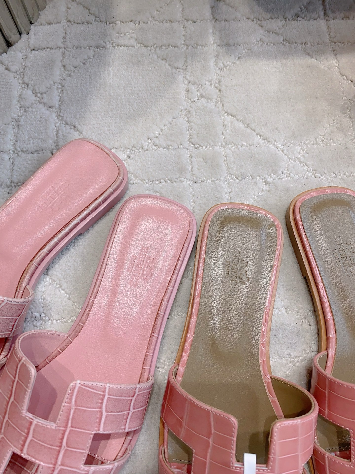 HM 26s Oran Sandal Pink Alligator Embossed Leather 724326