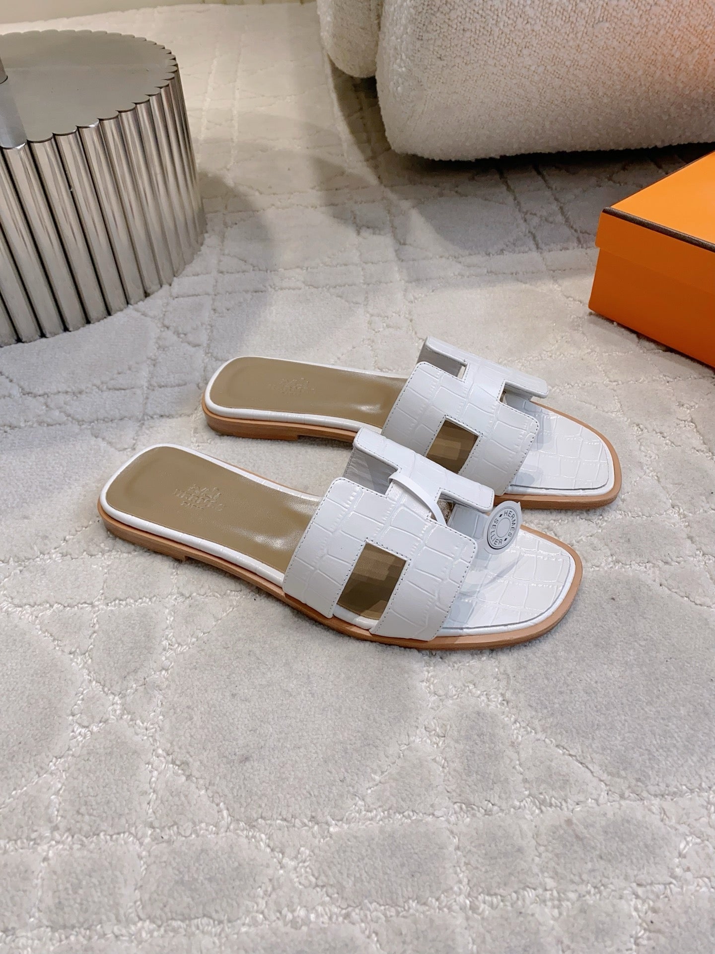 HM 26s Oran Sandal White Alligator Embossed Leather 724327