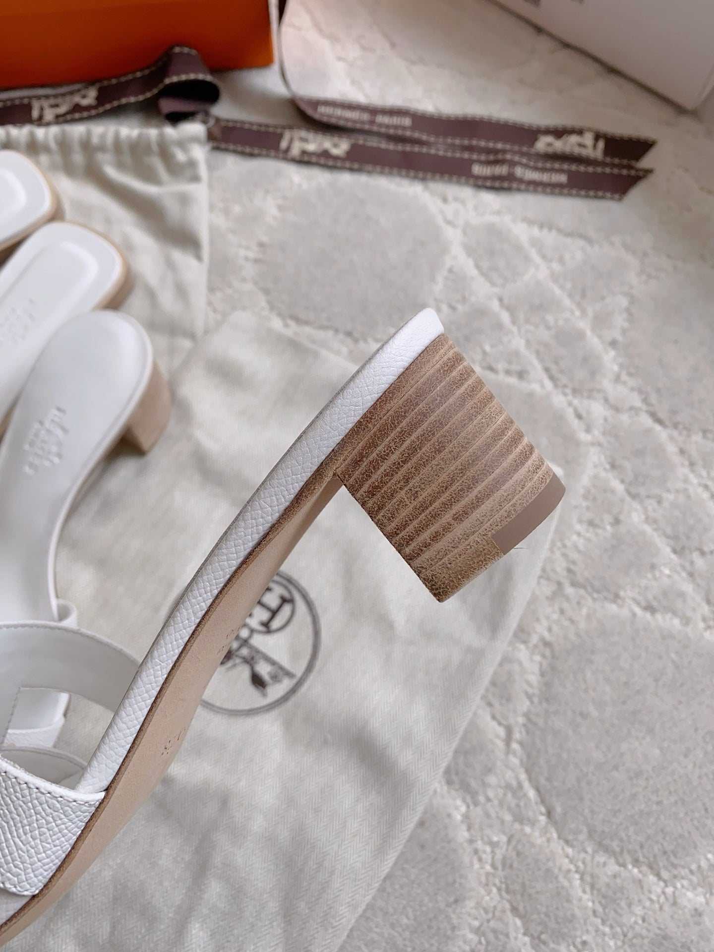 HM 26s Oran Sandal White Espom Goatskin 724276