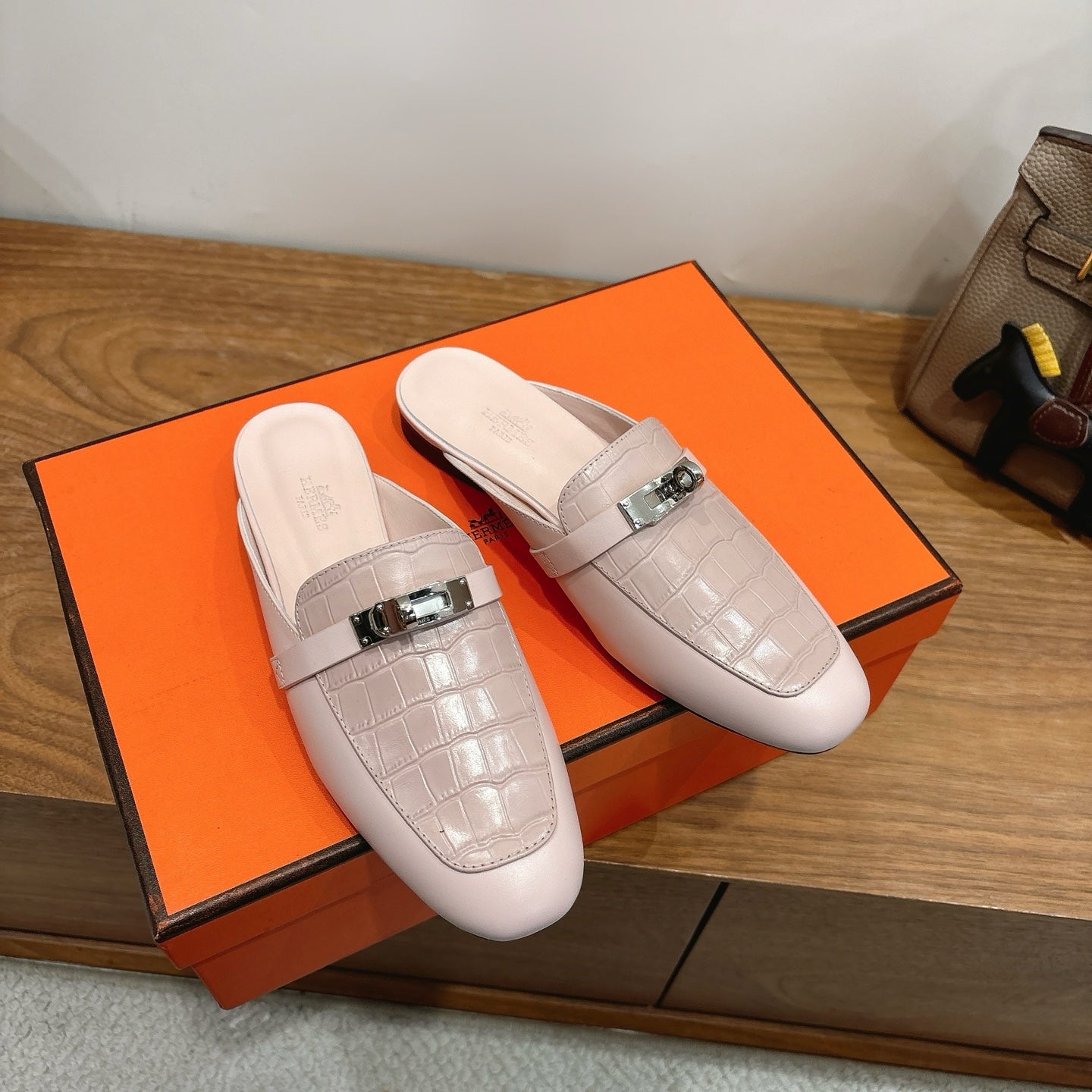 HM 26s Kelly Mule In Light Pink Crocodile-Embossed Calfskin Silver Hardware