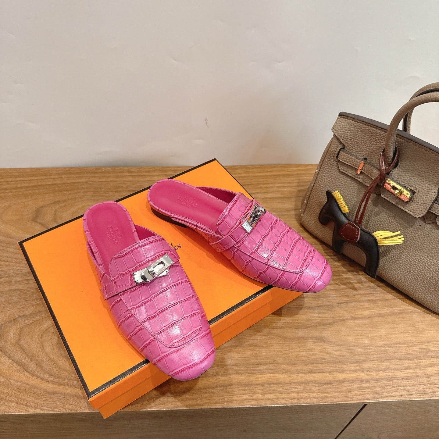 HM 2026 Oz Mule Hot Pink Alligator Leather 849272