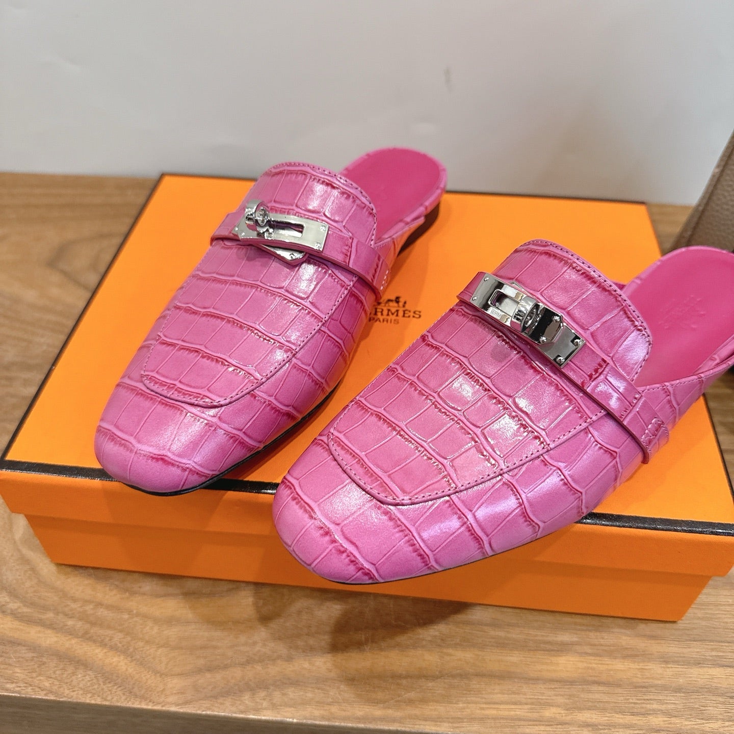 HM 2026 Oz Mule Hot Pink Alligator Leather 849272