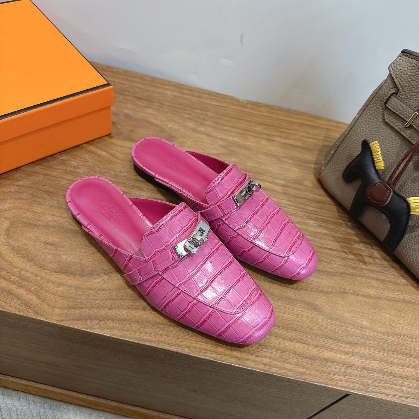 HM 2026 Oz Mule Hot Pink Alligator Leather 849272