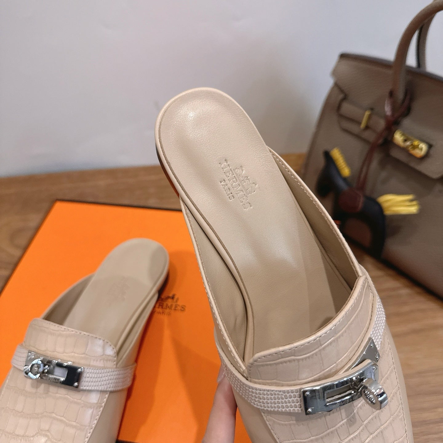 HM 2026 Oz Mule Light Beige Alligator Leather 849273