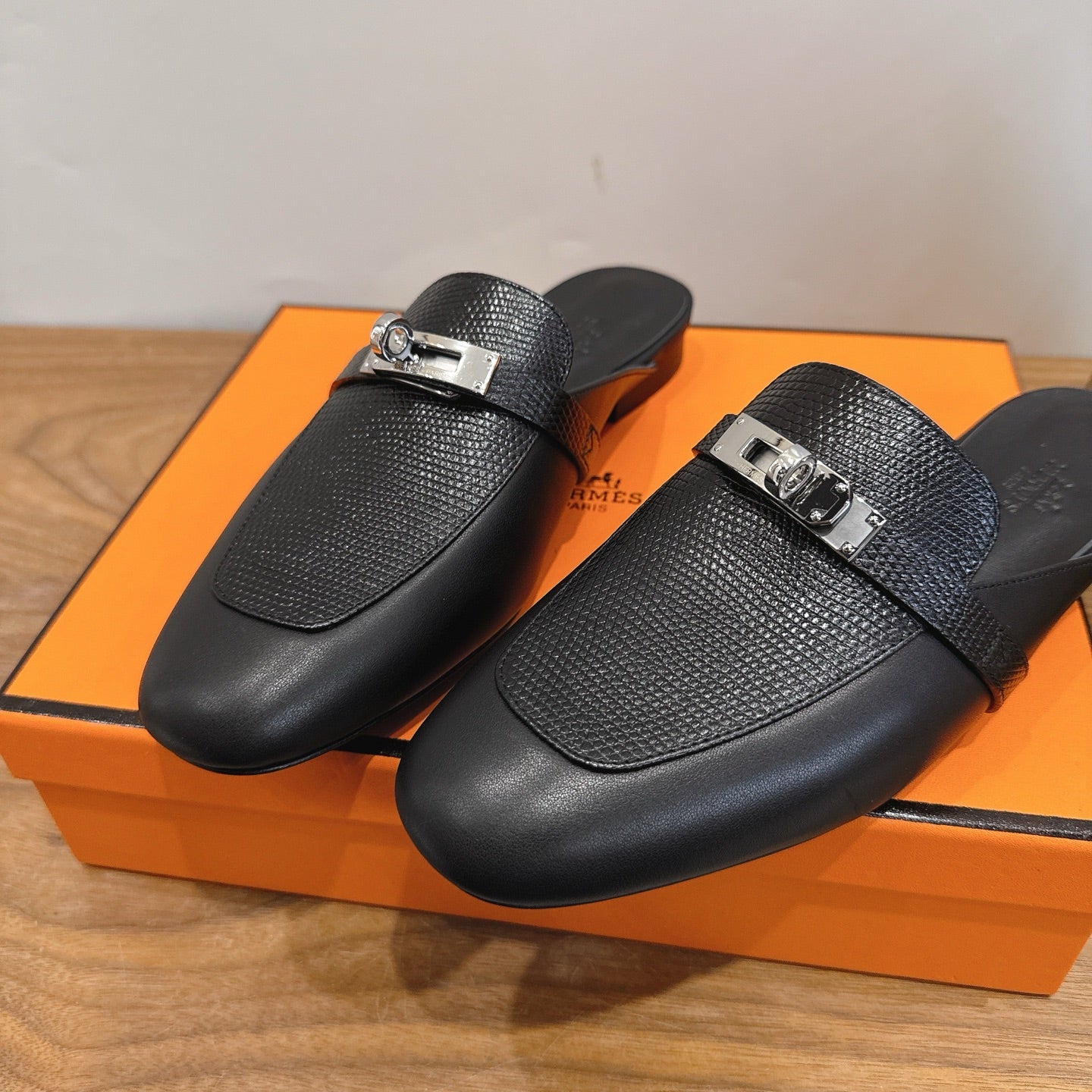 HM 26s Oz Mule In Black Gold Hardware
