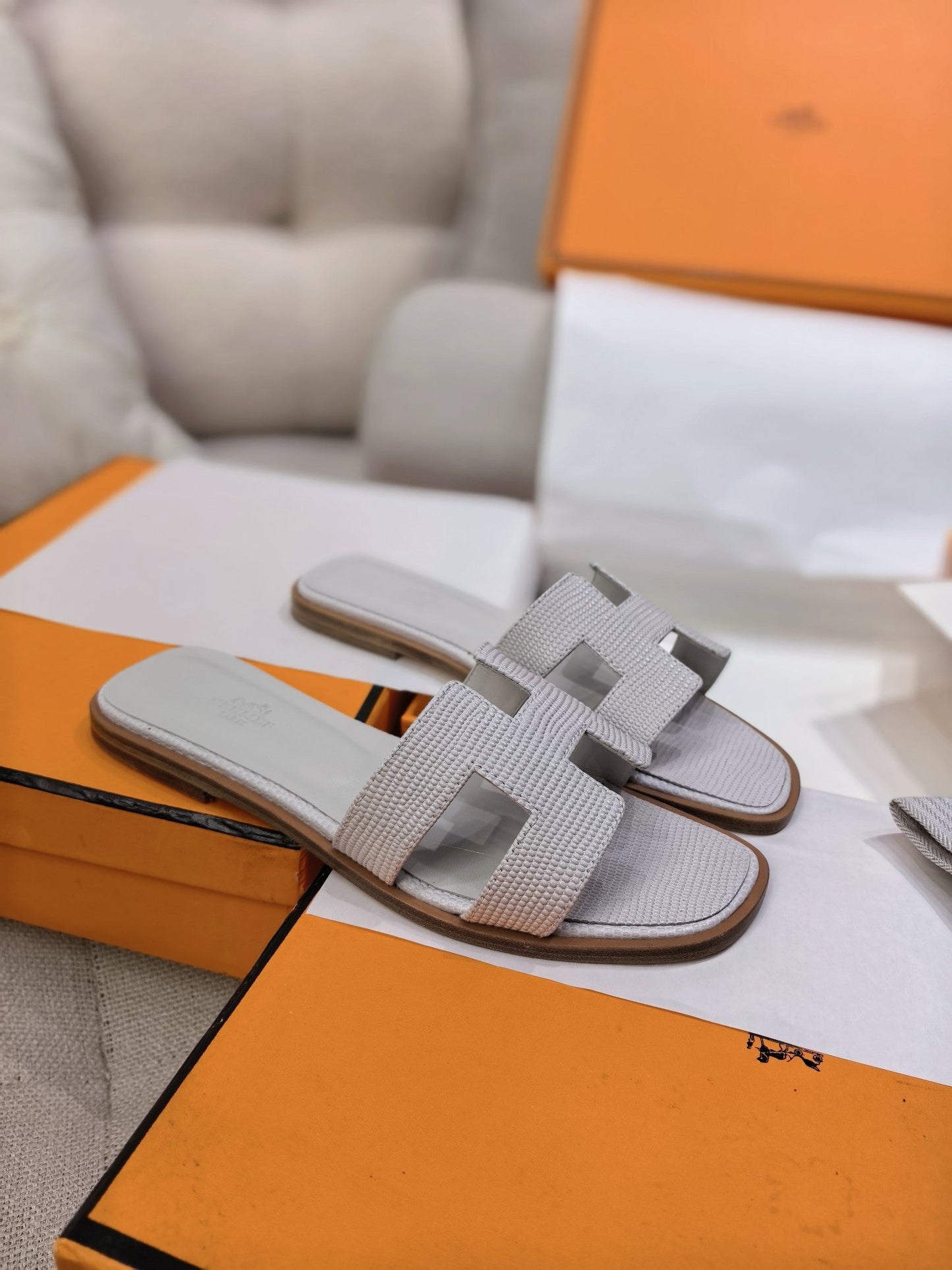 HM 26s Oran Sandal Light Grey Epsom 708458