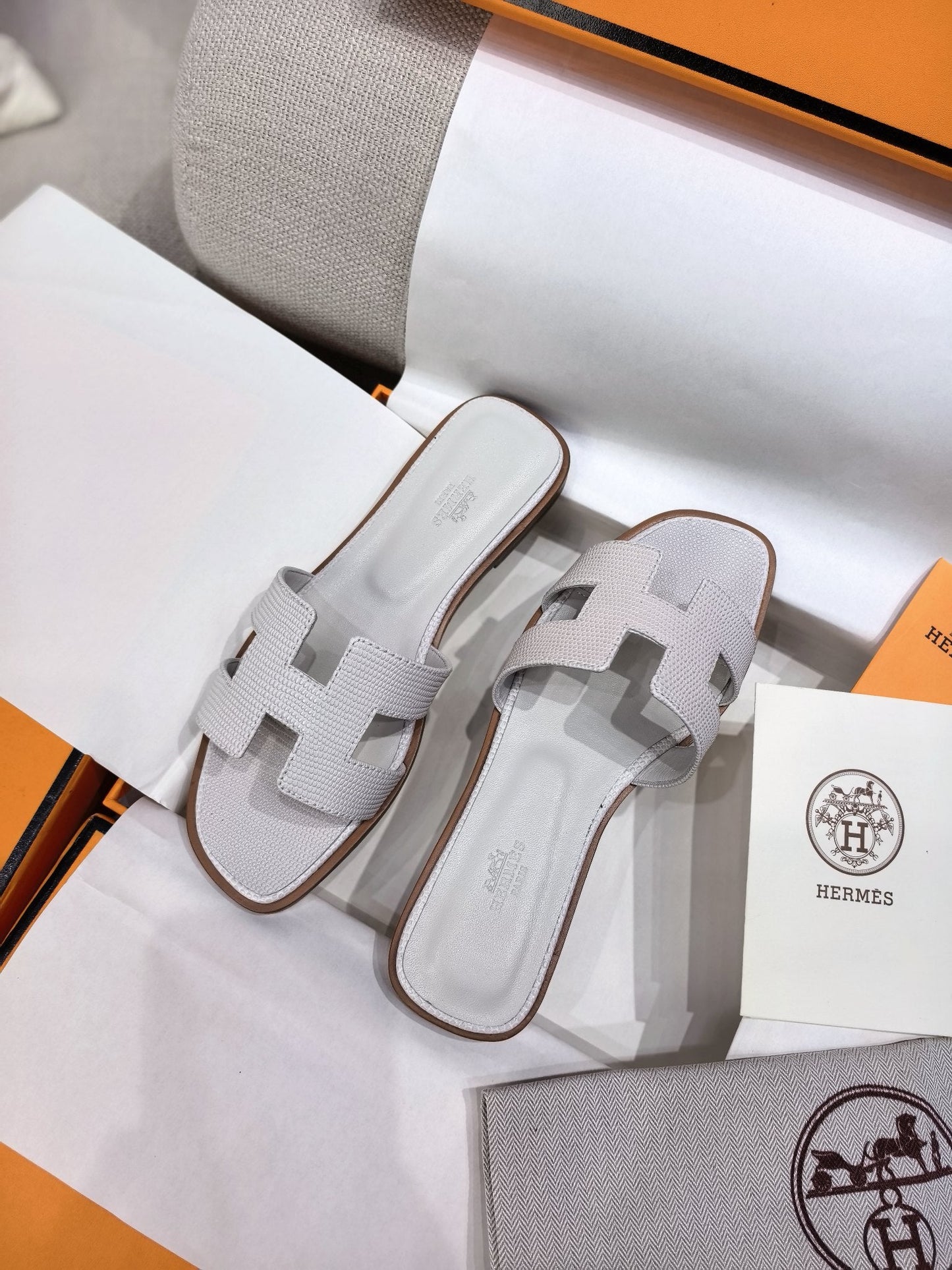 HM 26s Oran Sandal Light Grey Epsom 708458