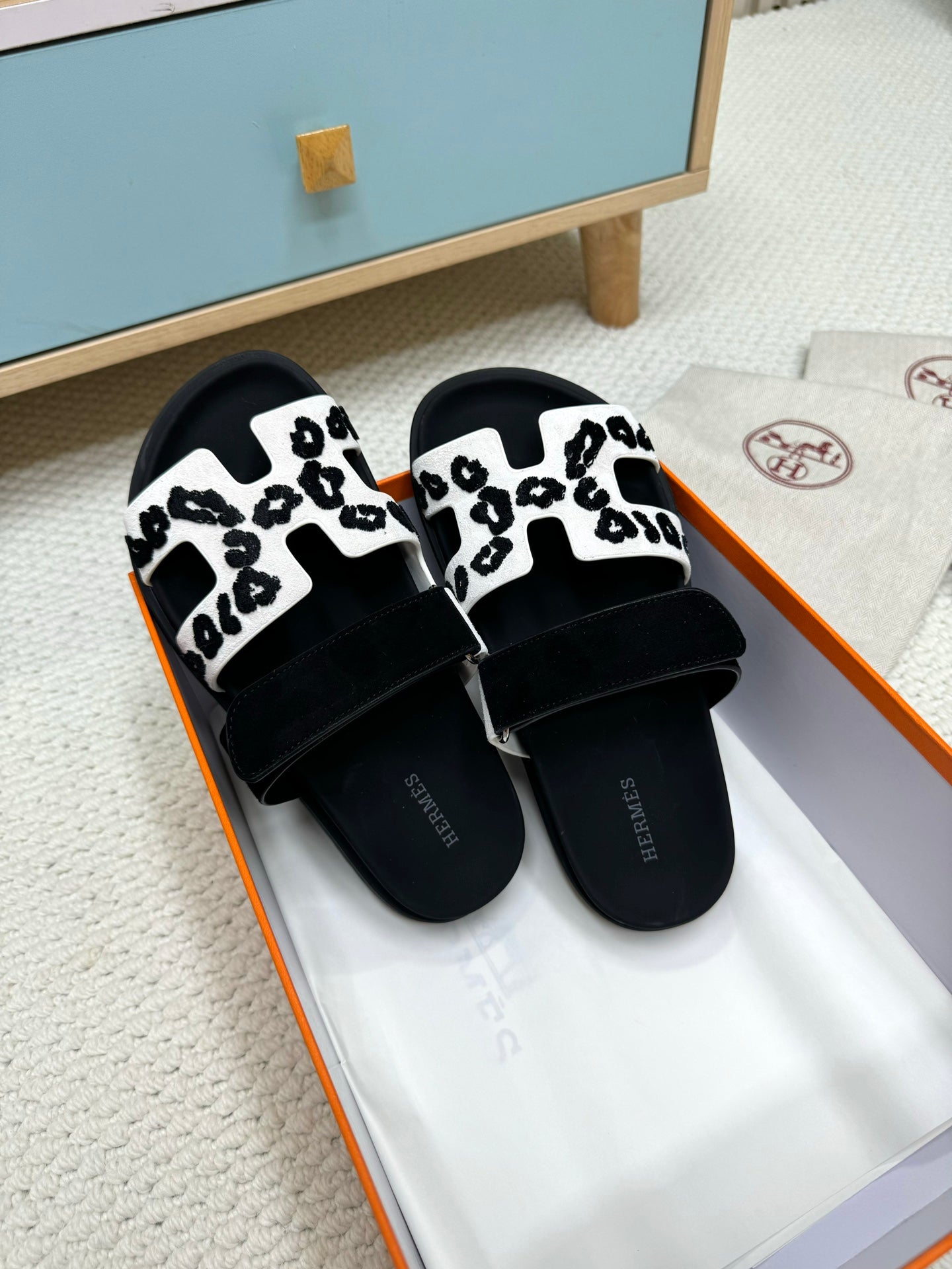 HM Chypre Sandal Black White Suede Wool Leather 618576