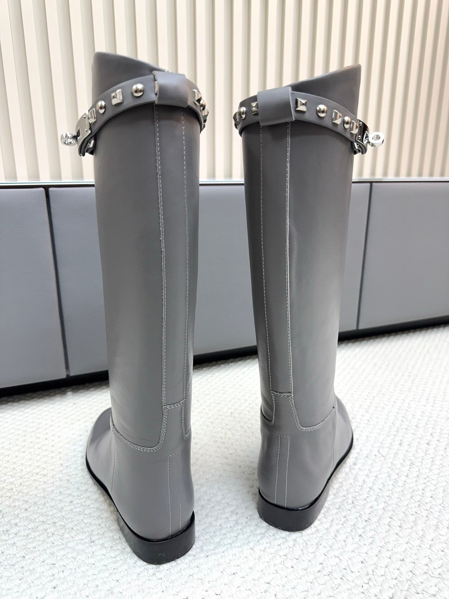 HM 25ss Kelly Buckle Riding Boots Gray Cowhide 576120