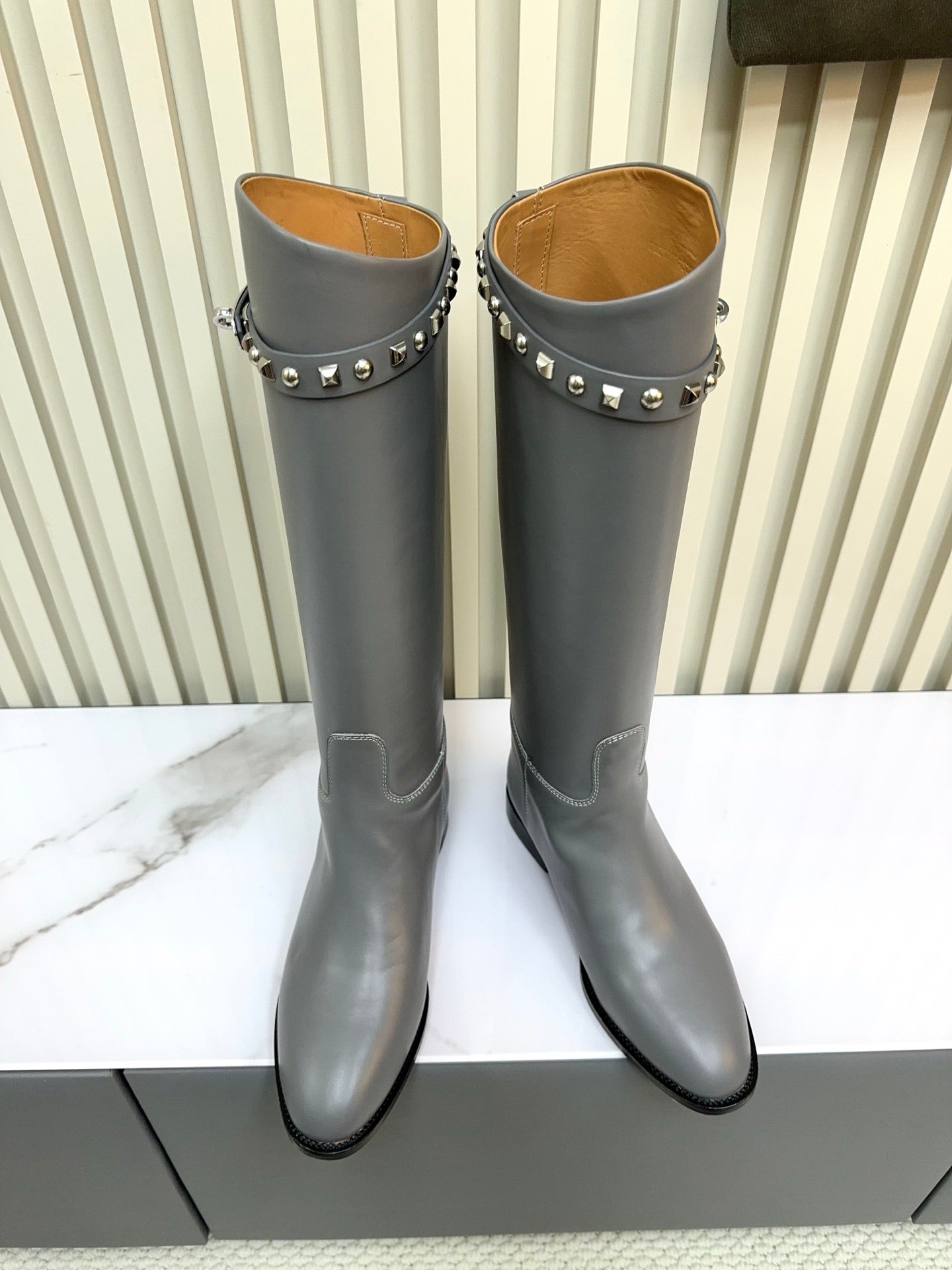 HM 25ss Kelly Buckle Riding Boots Gray Cowhide 576120
