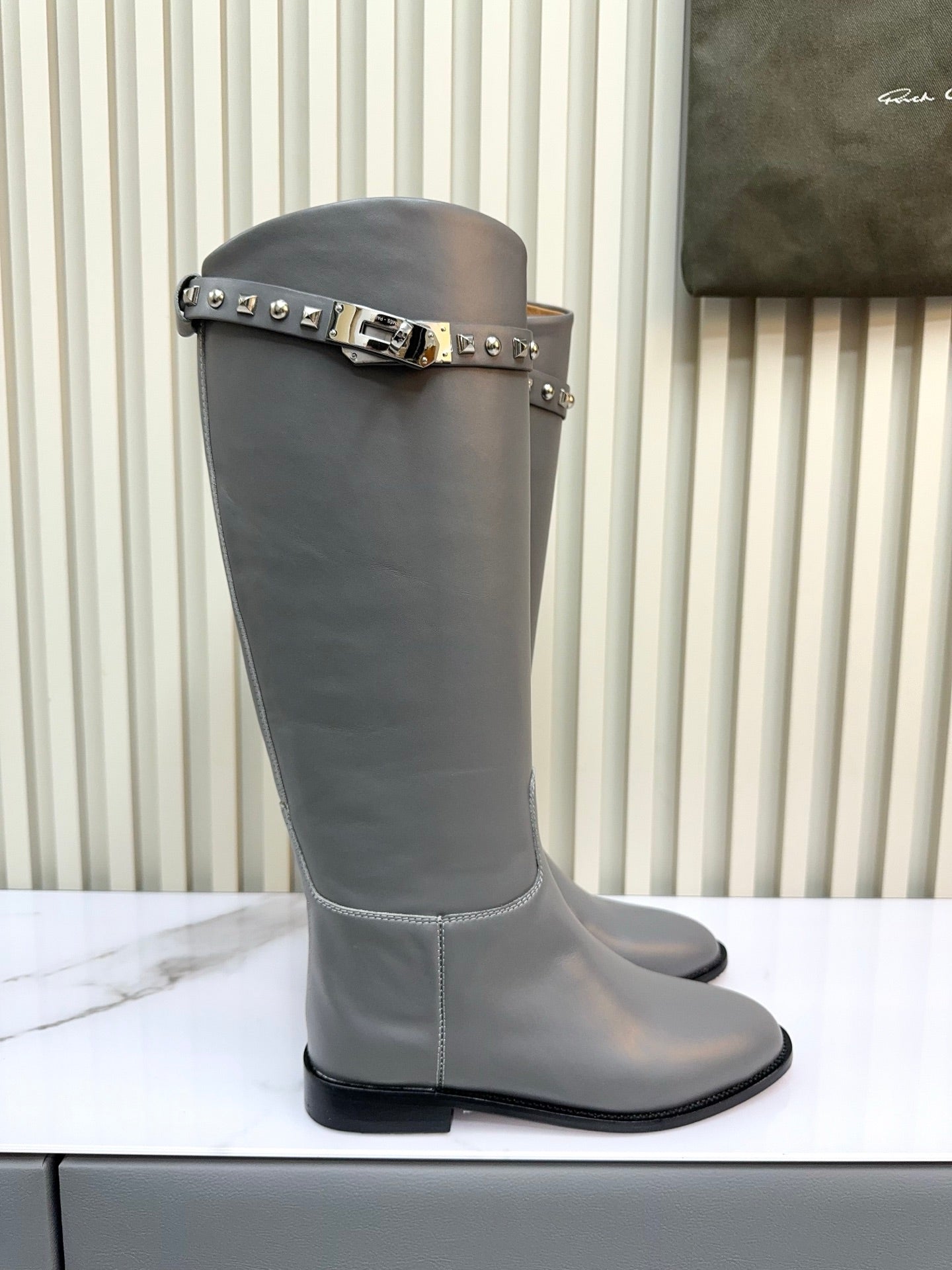 HM 25ss Kelly Buckle Riding Boots Gray Cowhide 576120