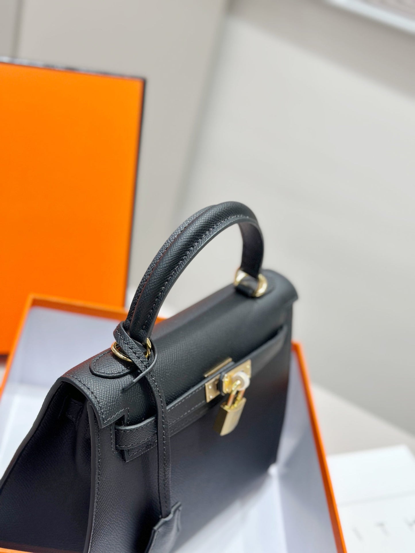 HM Kelly 25cm Black Epsom Leather Gold Hardware 001