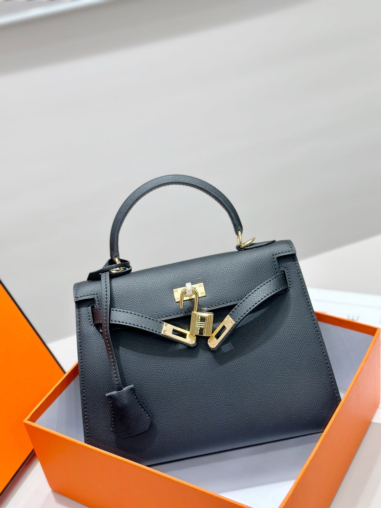 HM Kelly 25cm Black Epsom Leather Gold Hardware 001