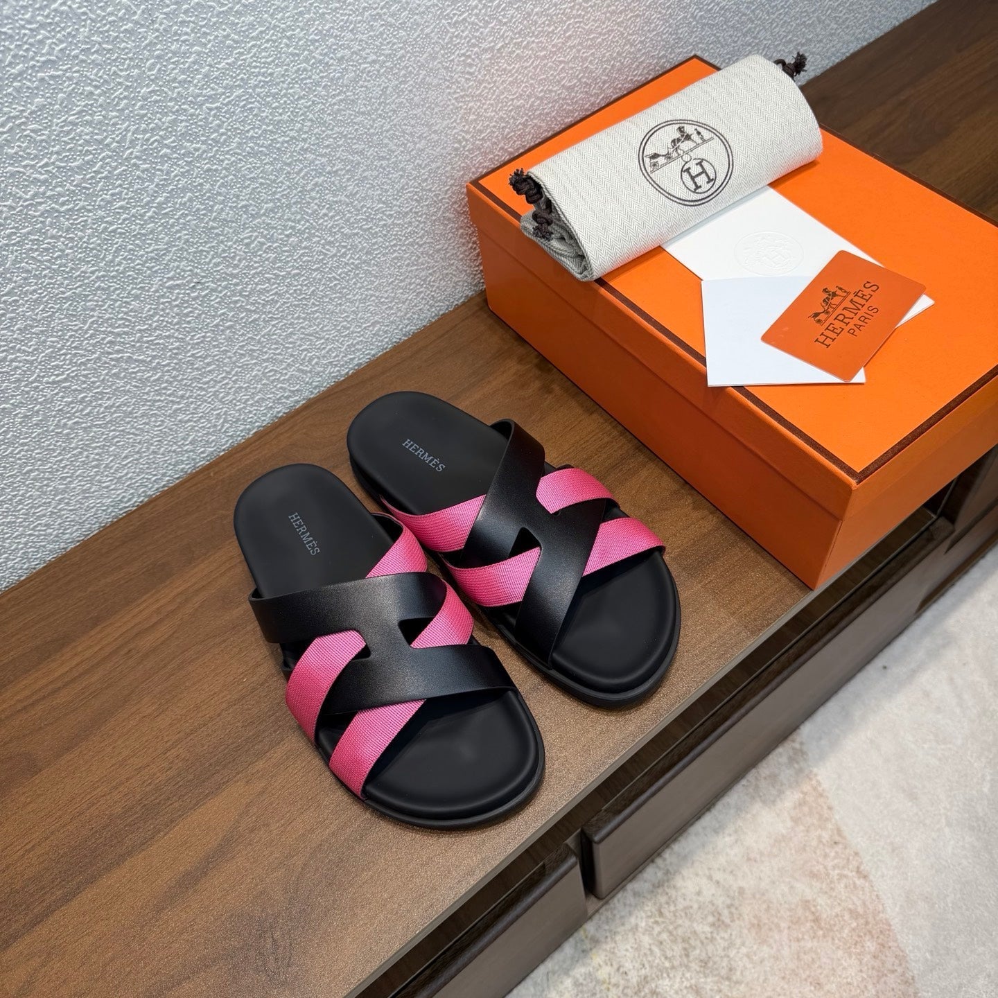 HM 26s Kazimir Sandal In Black Calfskin And Dark Pink Fabric