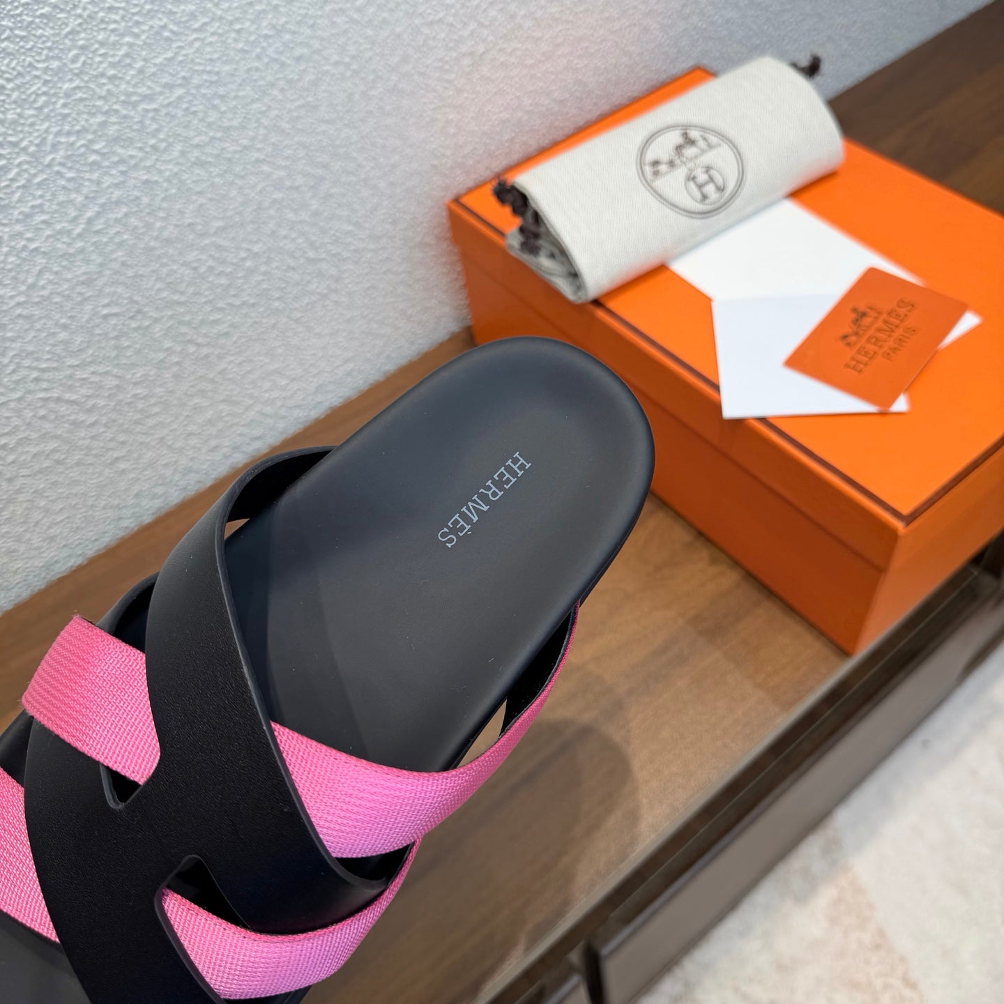 HM 26s Kazimir Sandal In Black Calfskin And Dark Pink Fabric