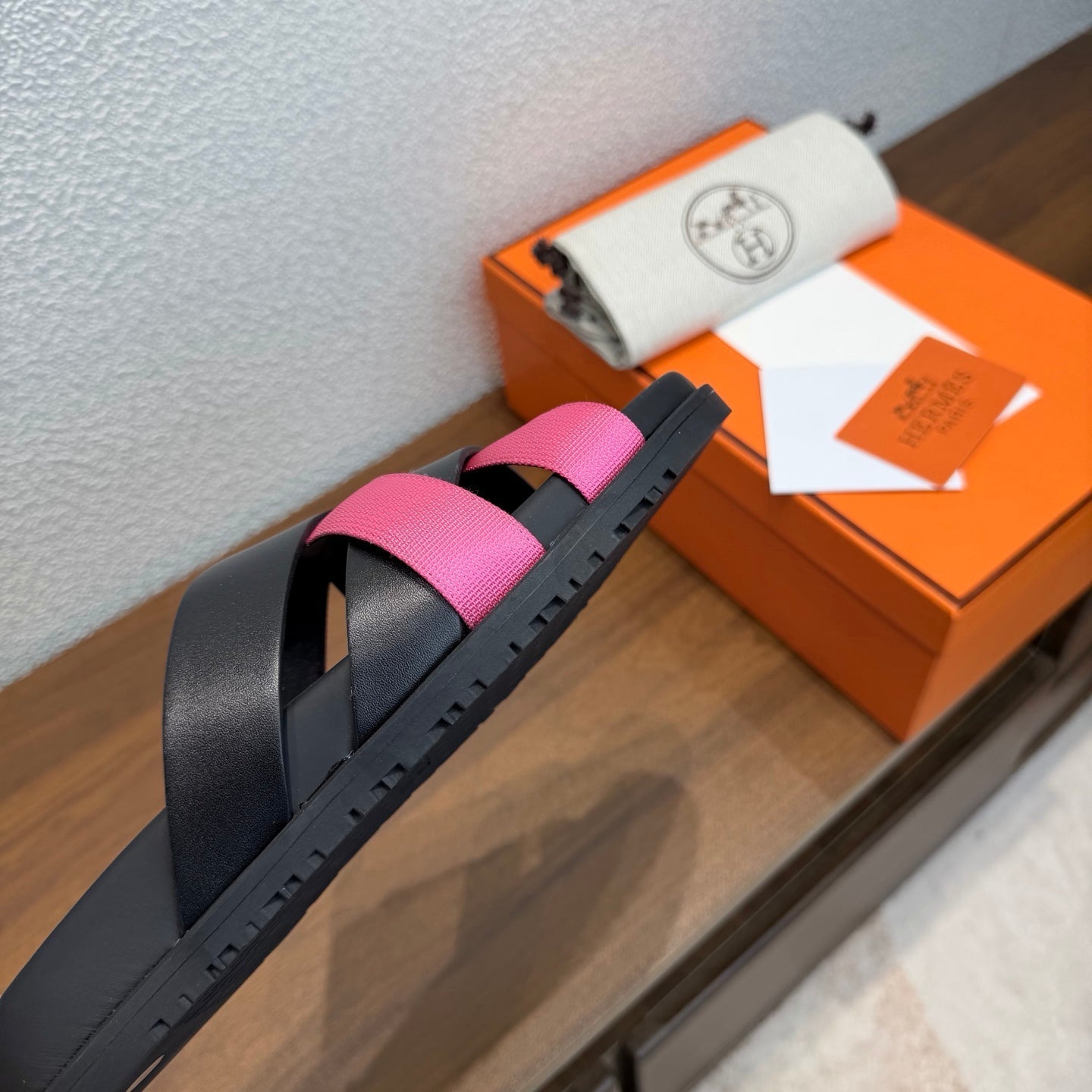 HM 26s Kazimir Sandal In Black Calfskin And Dark Pink Fabric