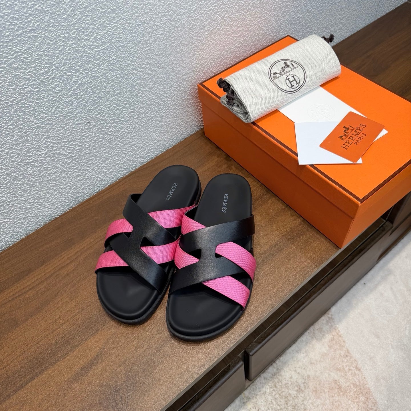 HM 26s Kazimir Sandal In Black Calfskin And Dark Pink Fabric