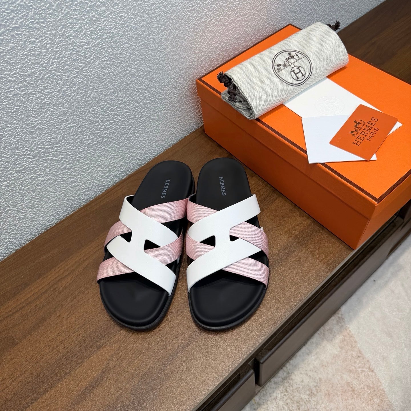 HM 26s Kazimir Sandal In White Calfskin And Pink Fabric