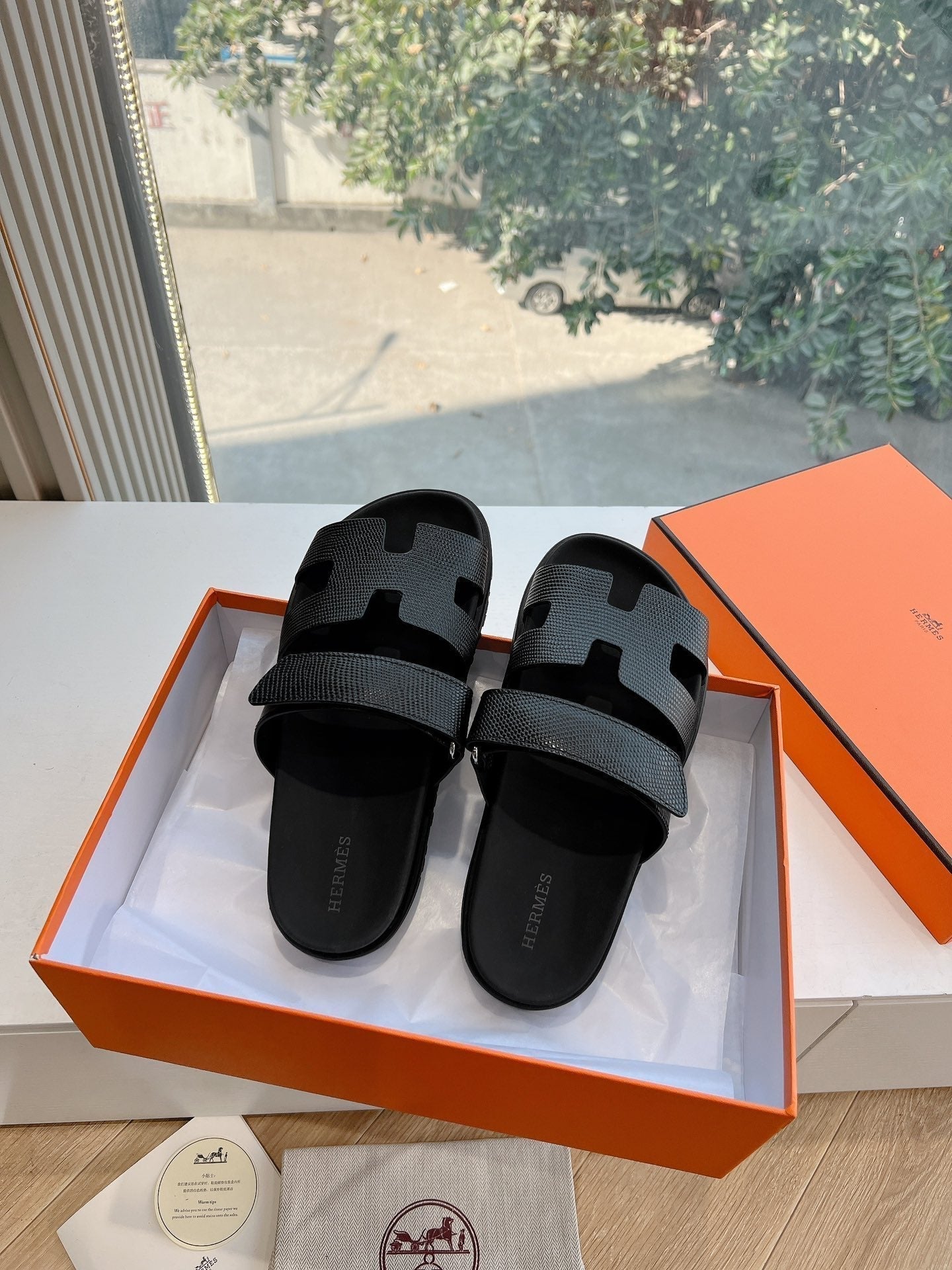 HM 26s Chypre Sandal In Black Shiny Grained Calfskin
