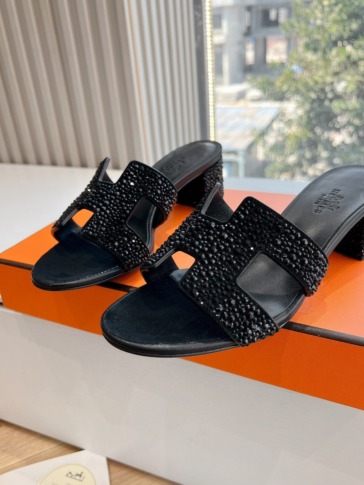 OASIS SANDAL IN BLACK SUEDE WITH CRYSTALS