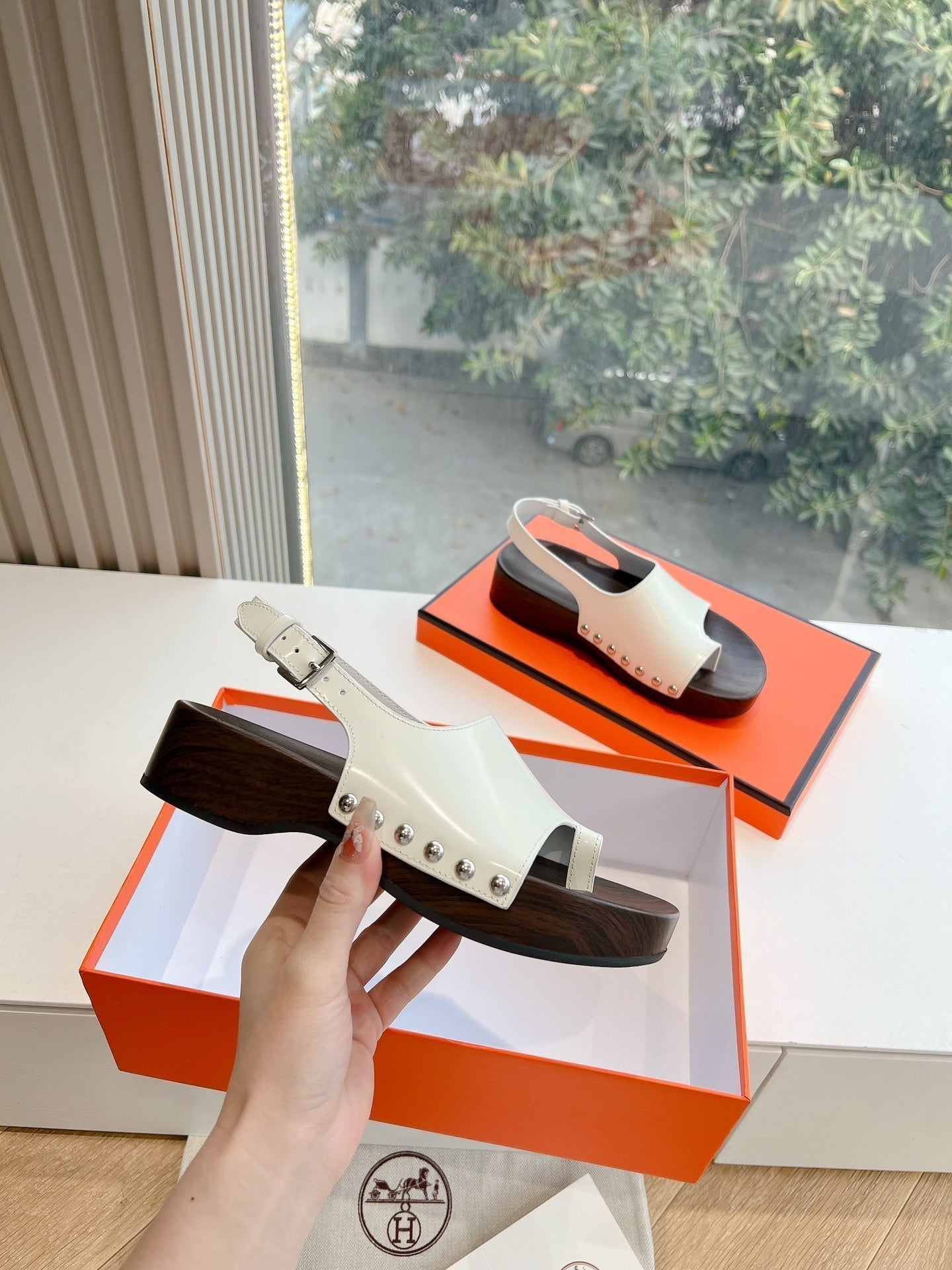 HM Flat Sandal In White Calfskin
