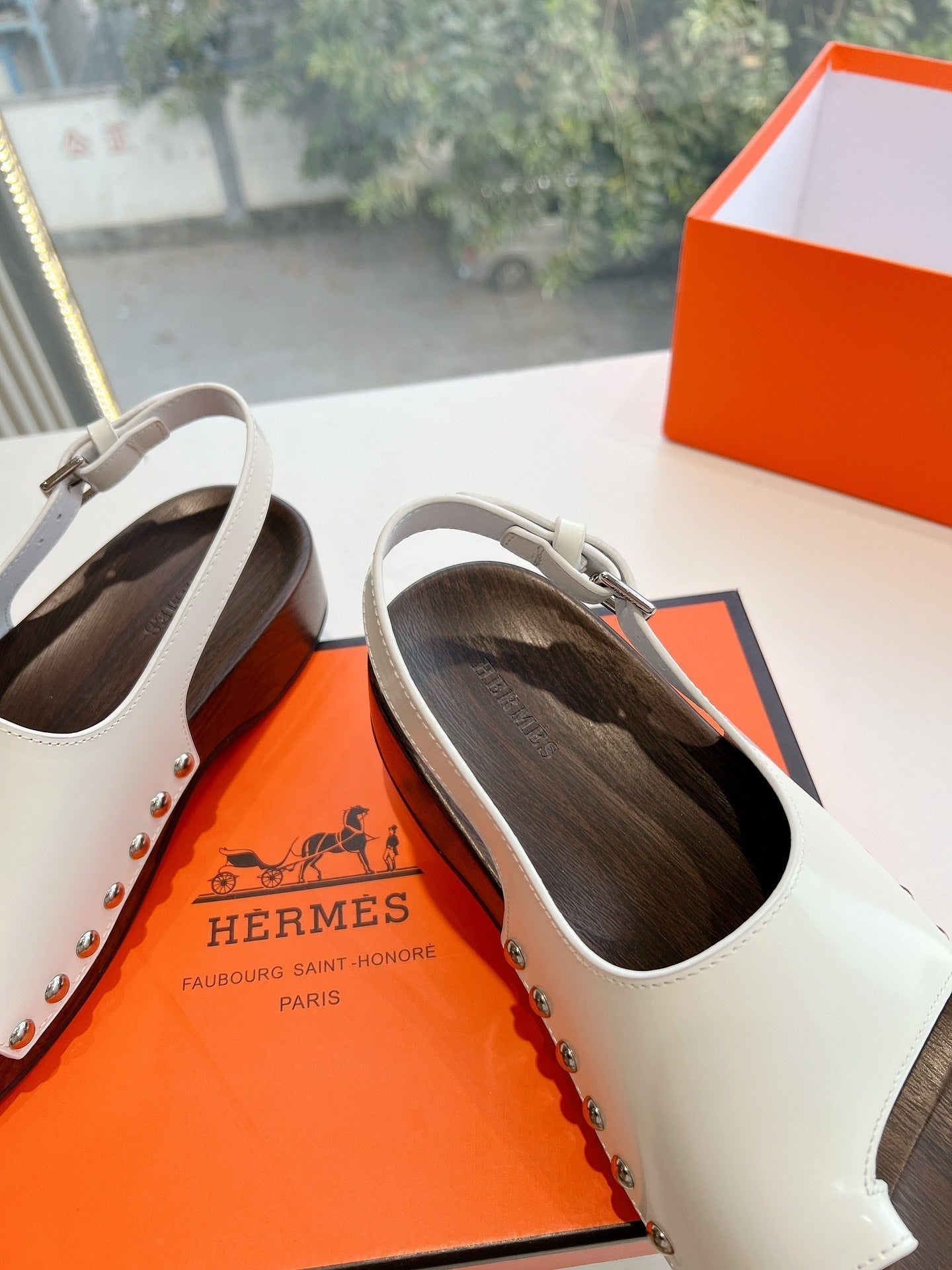 HM Flat Sandal In White Calfskin