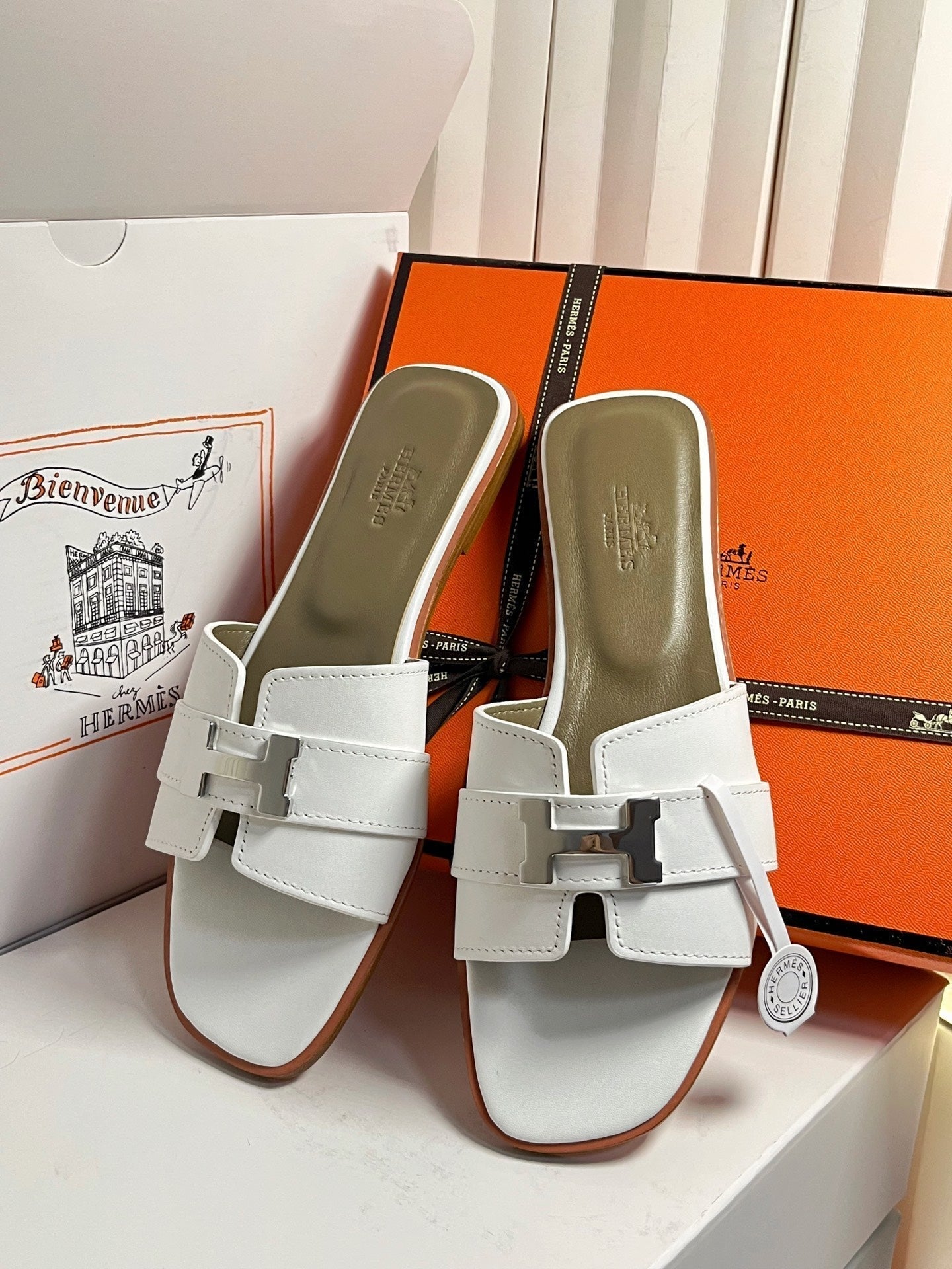 HM 26s Oran Sandals In White Calfskin Silver Hardware