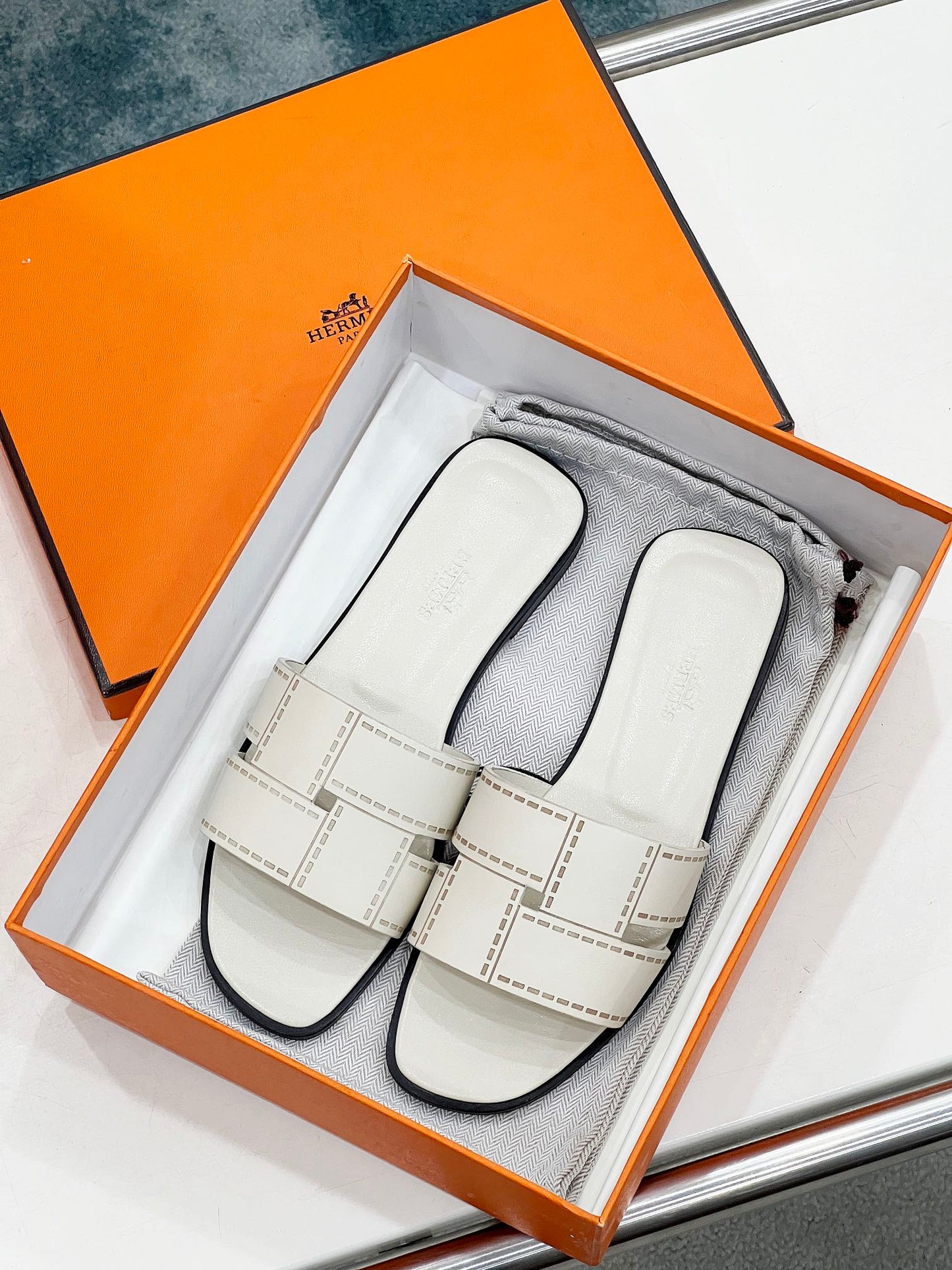 HM Idioma Sandal In White Cream Calfskin