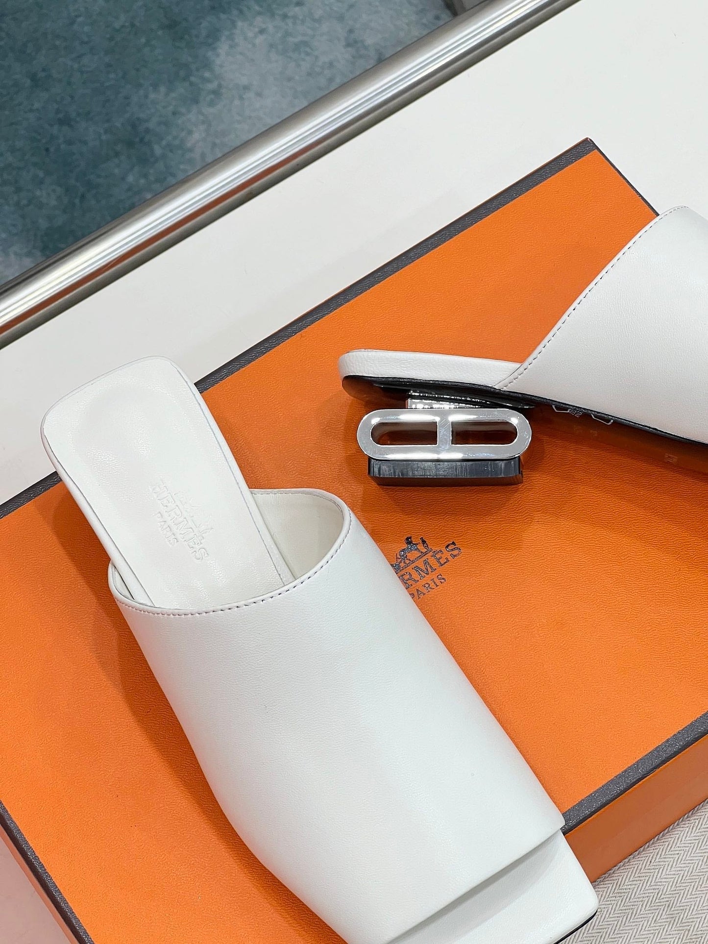 HM Idole Sandal In White Calfskin