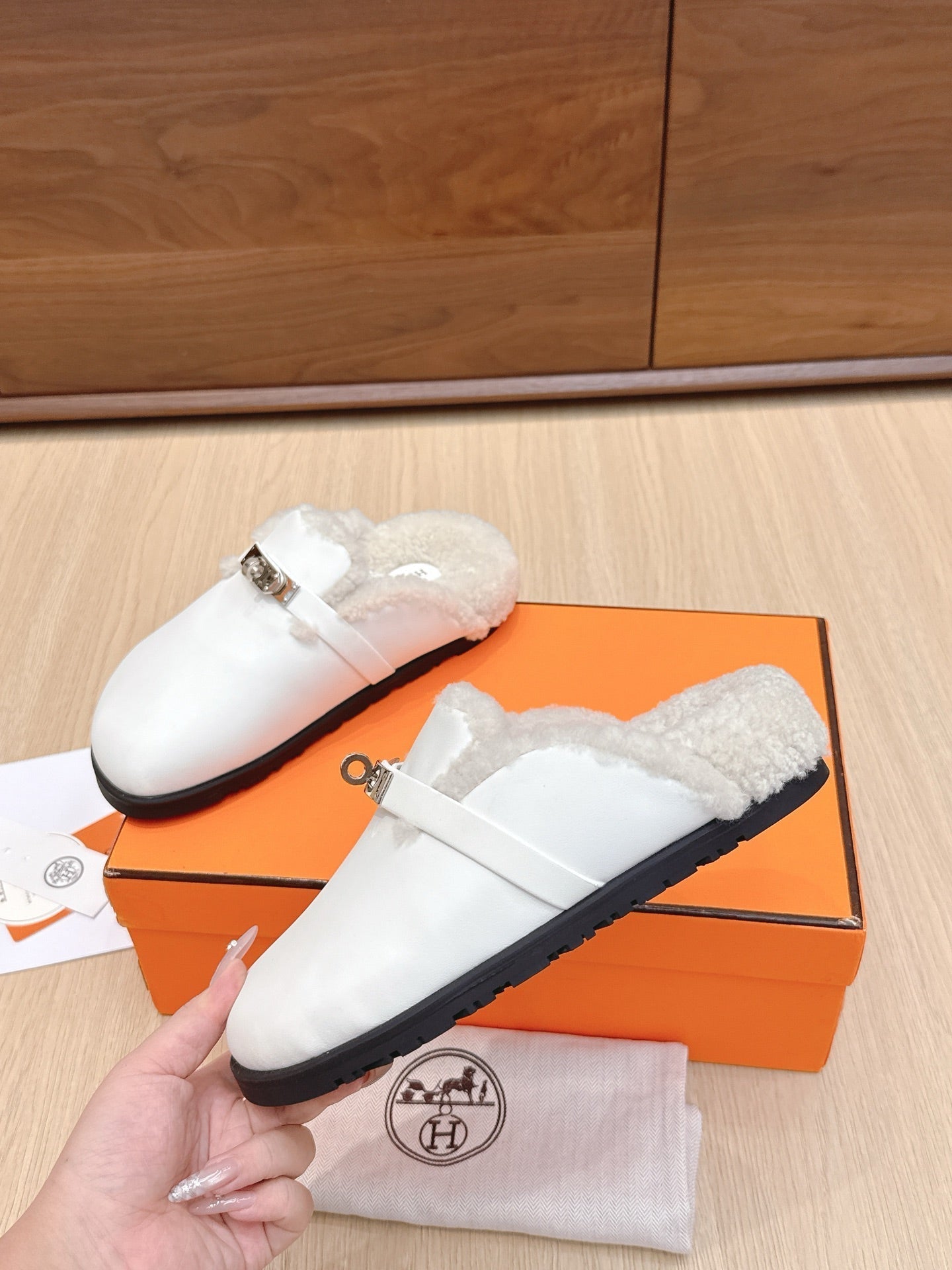 HM 25 Carlotta Mule White Shearing Calfskin 462186