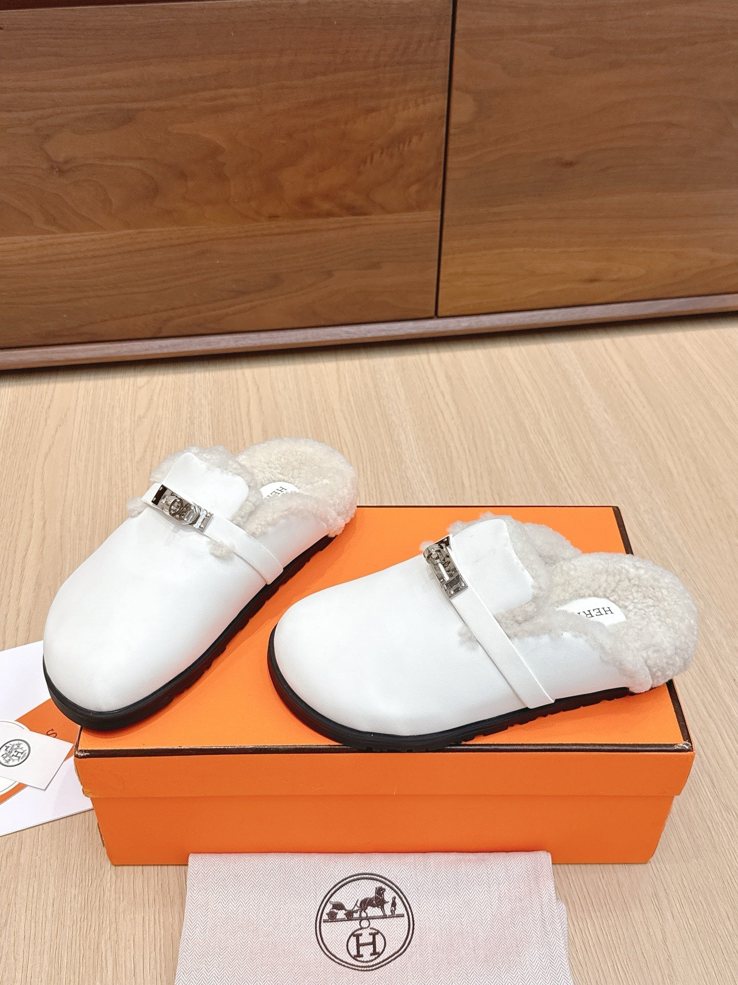 HM 25 Carlotta Mule White Shearing Calfskin 462186