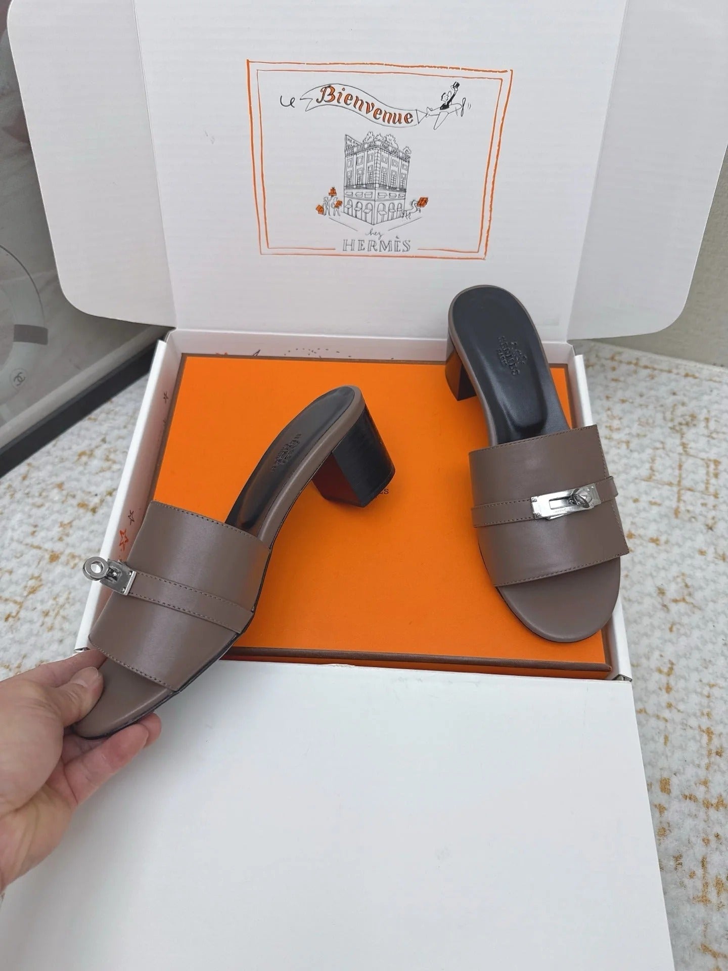 HM 26ss Oasis Sandals 50 Dark Taupe Sheepskin Sliver Buckle 625168