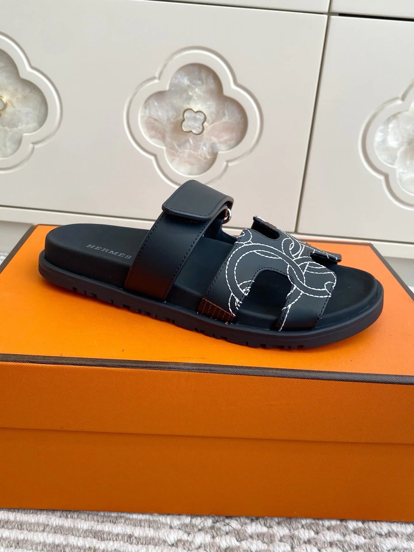 HM 2026 Velcro Slippers Black Sheepskin 667460