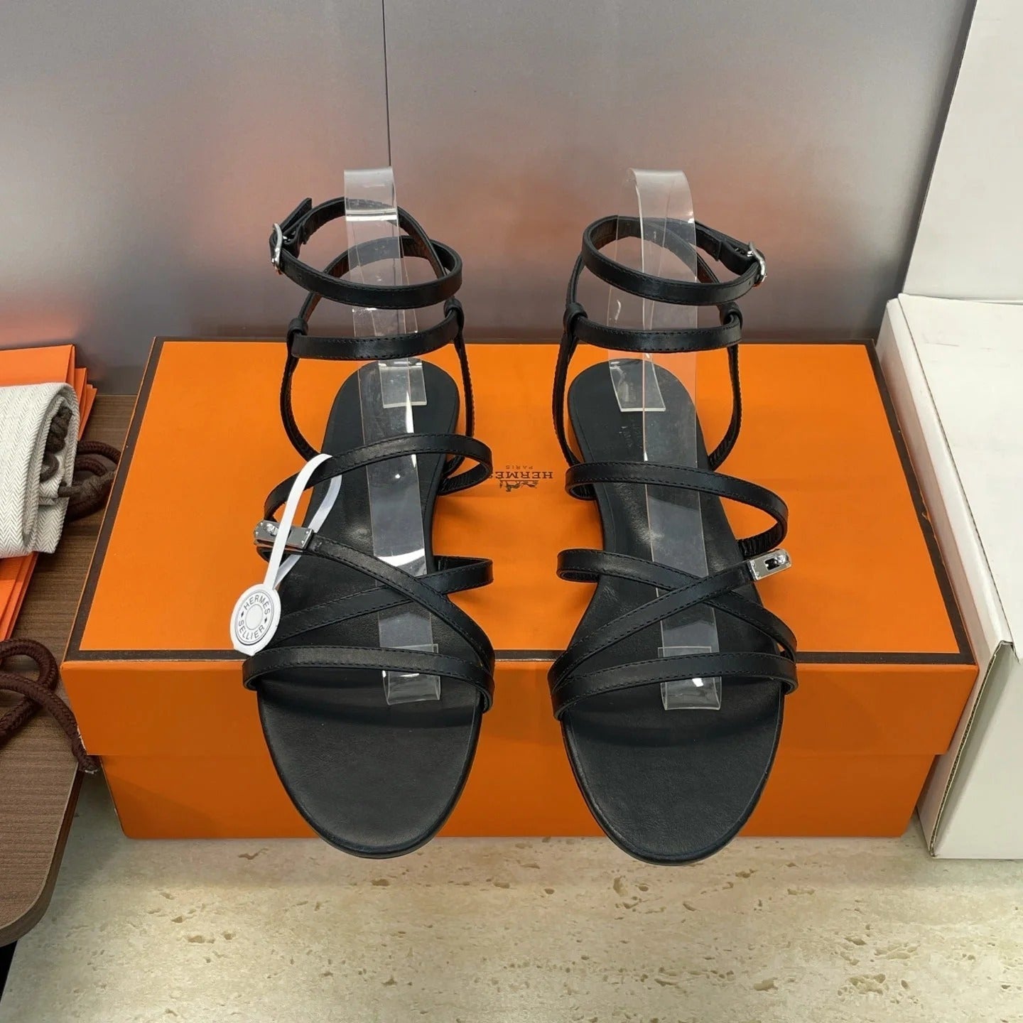 HM 26ss Kelly Sliver Buckle Sandals Black Calfskin 607161